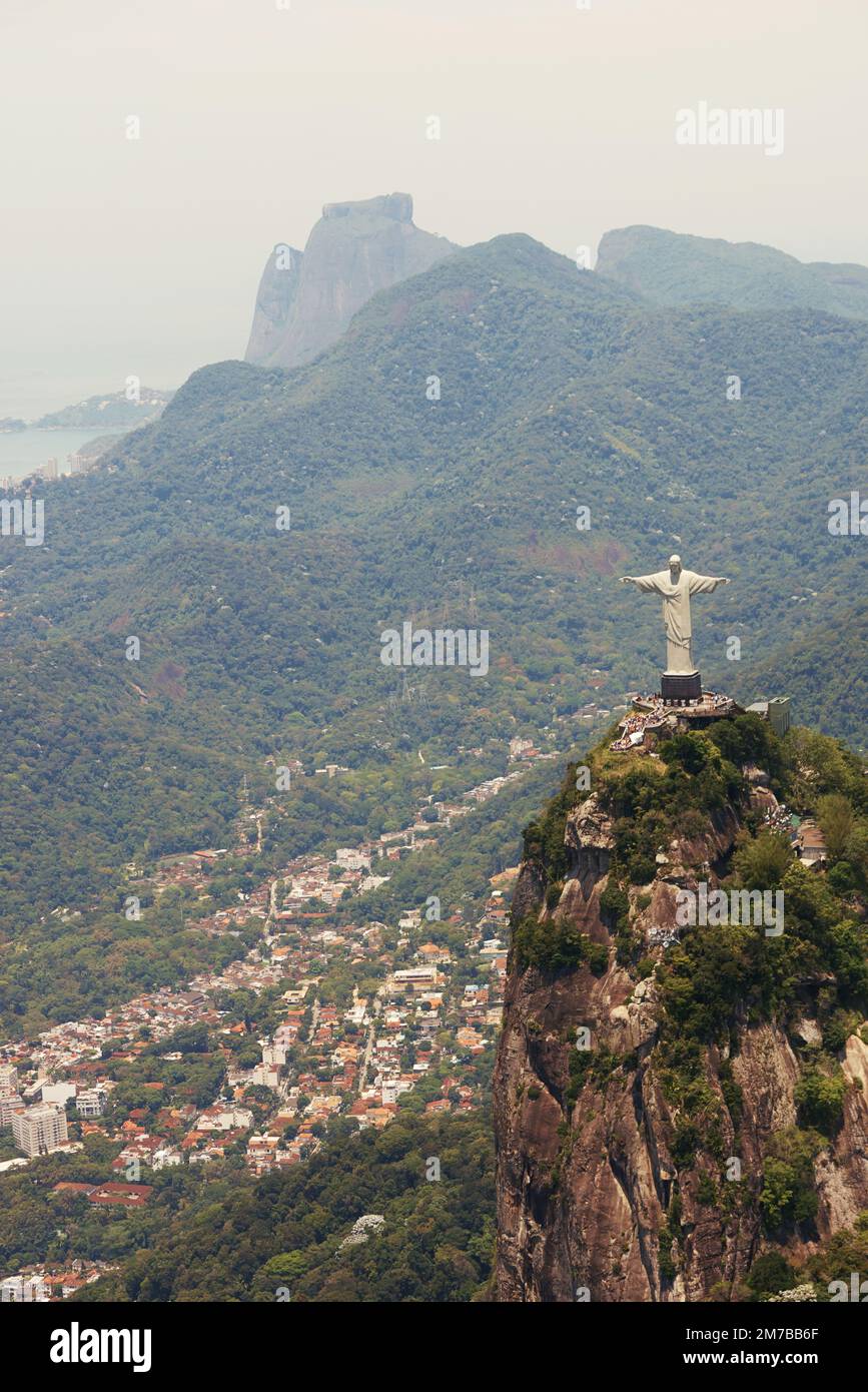C'est le symbole du christianisme brésilien. Le monument Christ Rédempteur à Rio de Janeiro, au Brésil. Banque D'Images