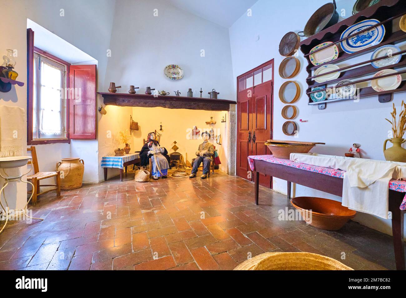 Deux grandes poupées farcies d'un couple portugais typique d'époque, à leur cuisine simple et humble. Un diorama lifesize au Museu, Musée Municipal de Banque D'Images