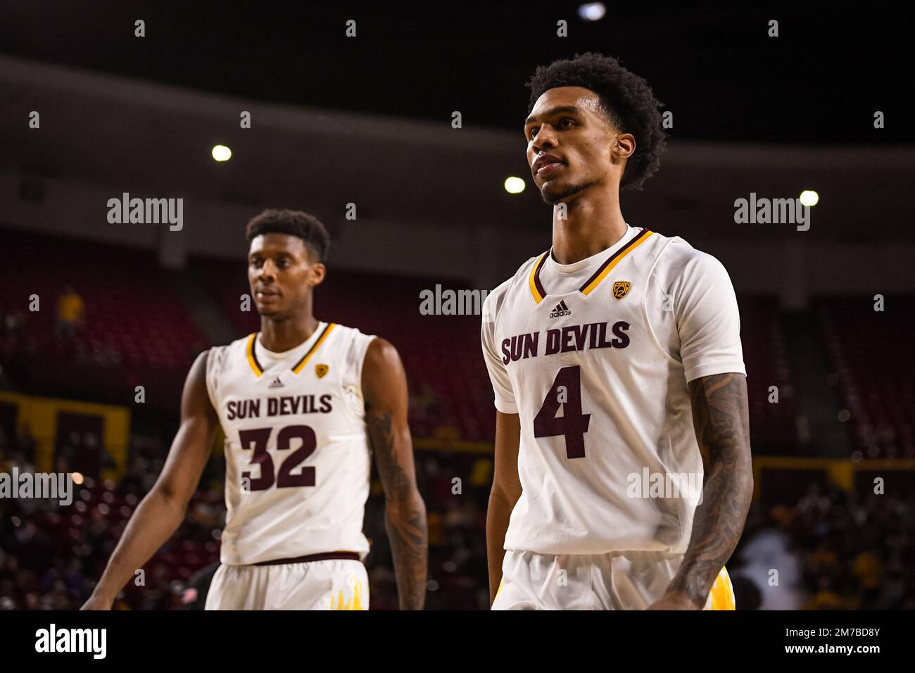 Le garde d'État de l'Arizona Desmond Cambridge Jr (4) et le centre Alonzo Gaffney (32) descendez du terrain à la fin de la première moitié de la ncaa basketball gam Banque D'Images