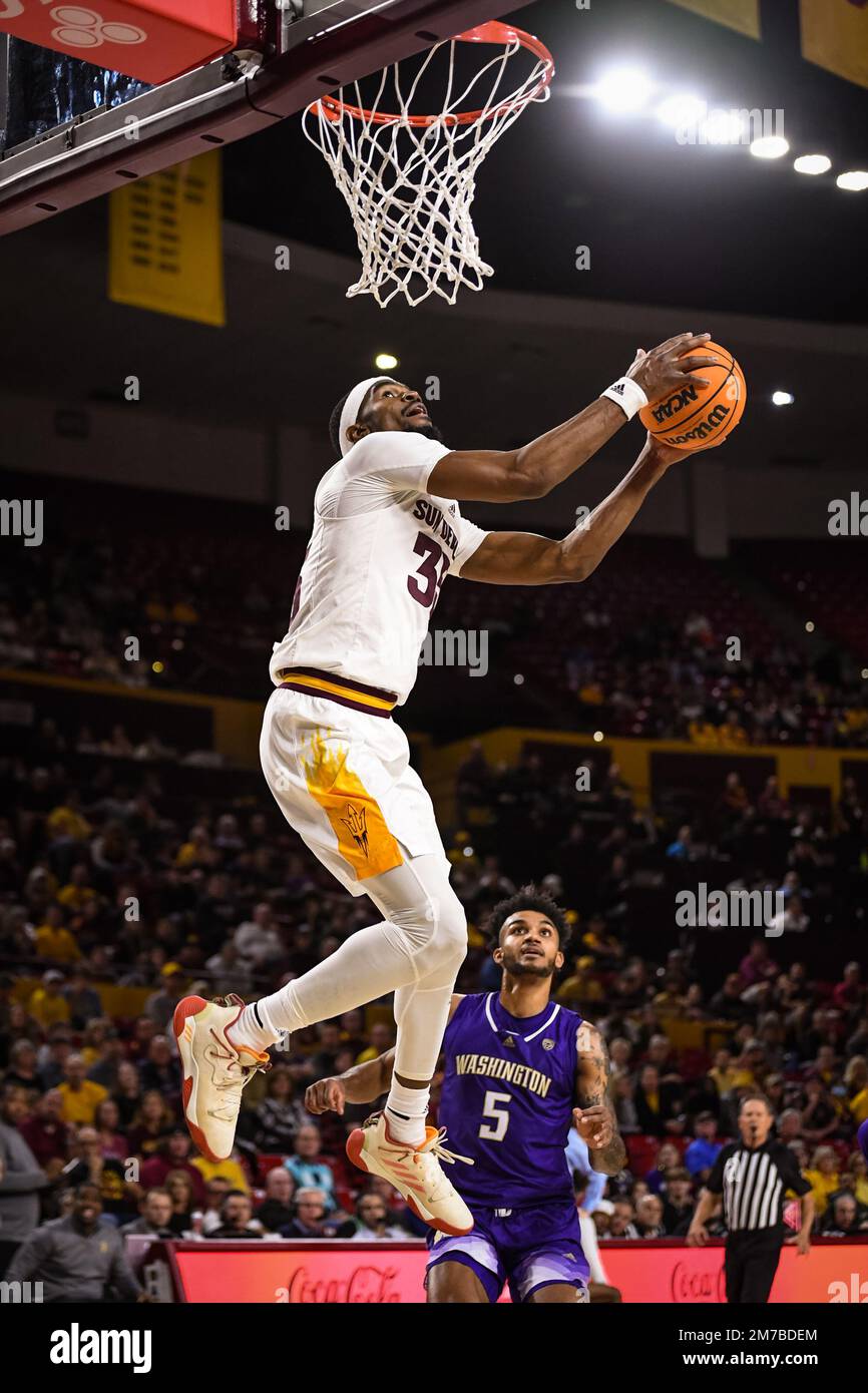 Le garde d'État d'Arizona Devan Cambridge (35) fait un petit pas dans la seconde moitié du match de basket-ball de la NCAA contre l'université de Washington à Tempe, Banque D'Images