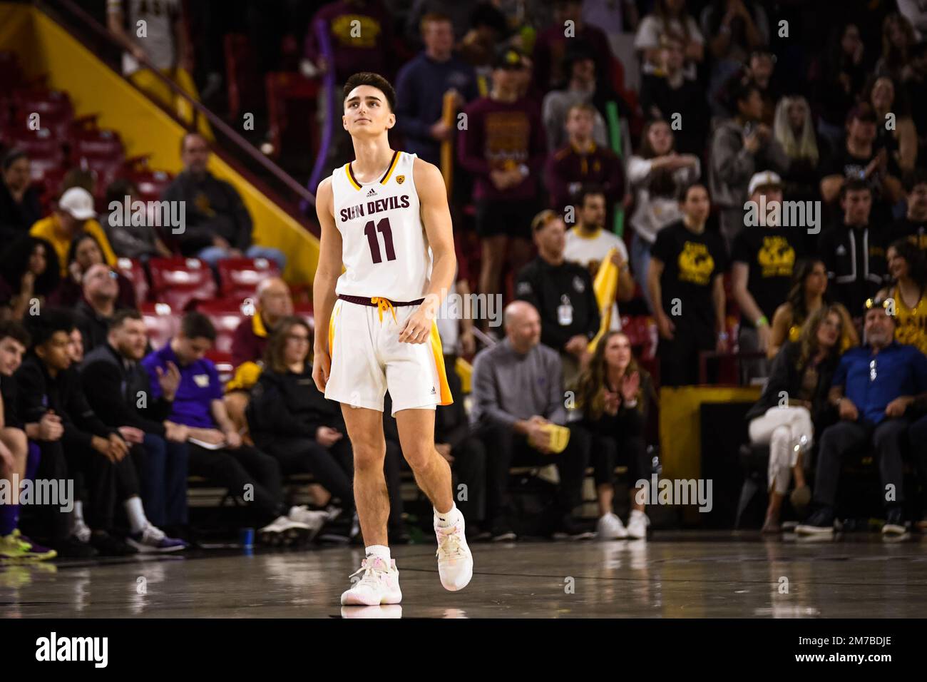 Bobby Hurley (11), garde d'État de l'Arizona, prend le terrain pour la première fois dans la deuxième moitié du match de basket-ball de la NCAA contre l'université de Washingt Banque D'Images