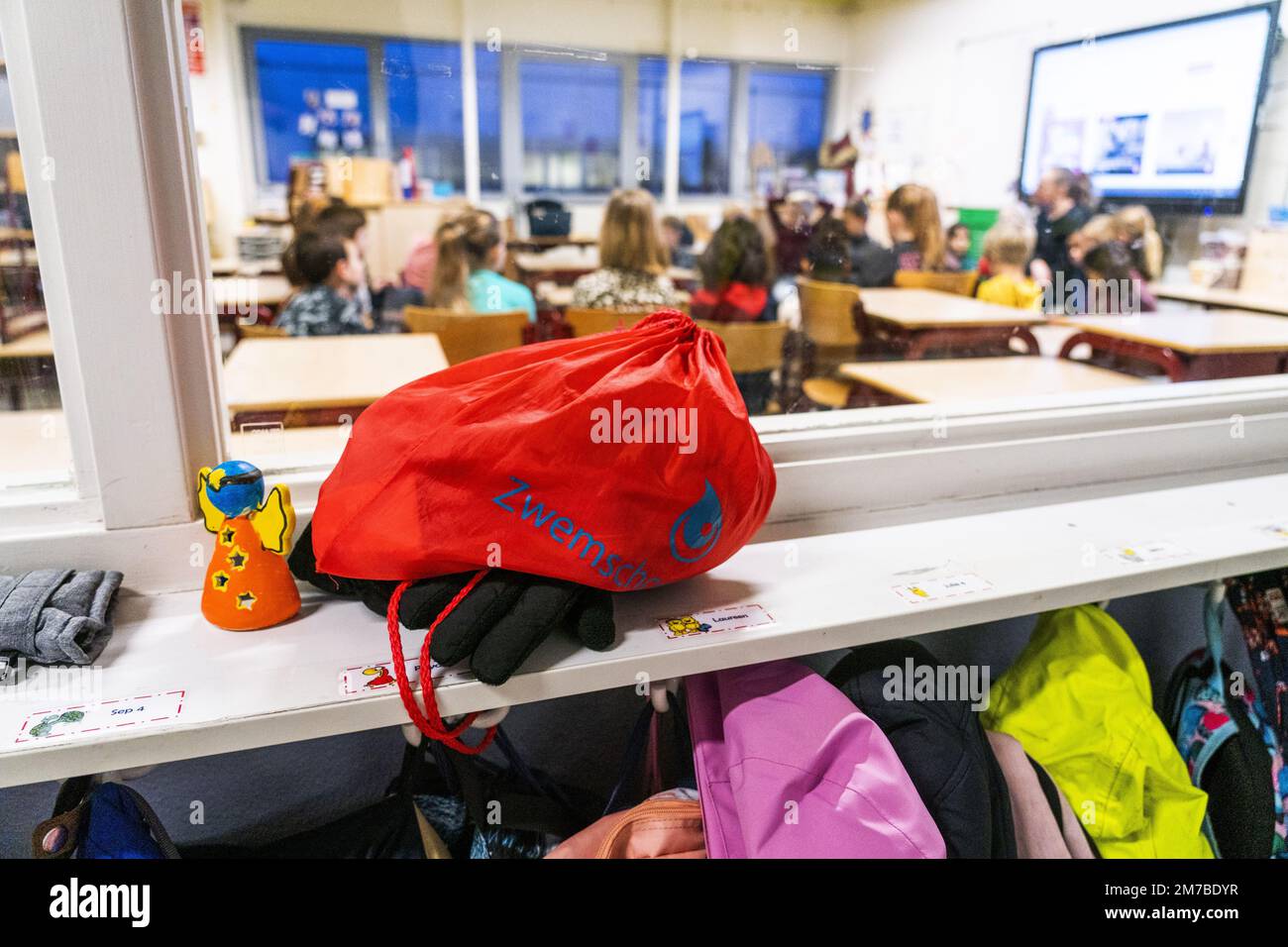 VLEUTEN - Etudiants de l'école primaire Zonnekorld pendant la première journée d'école de la nouvelle année. Les écoles primaires et secondaires reprendront après les vacances de Noël. ANP JEROEN JUMELET pays-bas sortie - belgique sortie Banque D'Images