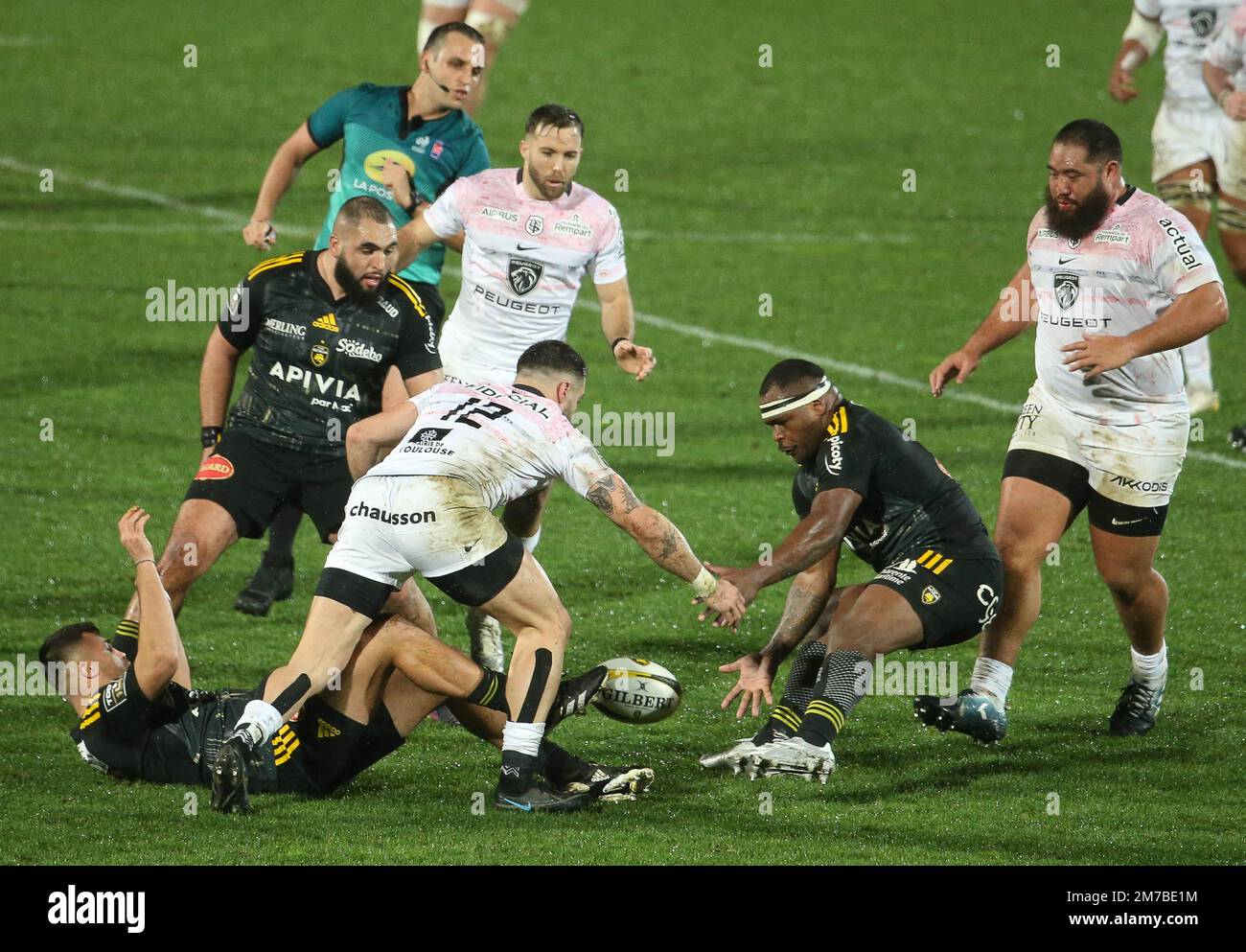 Lucas Tauzin du Stade Toulousain et Levani Botia du Stade Rochellais