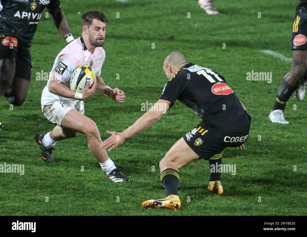 Arthur Retière du Stade Toulousain et Dillyn Leyds du Stade Rochellais