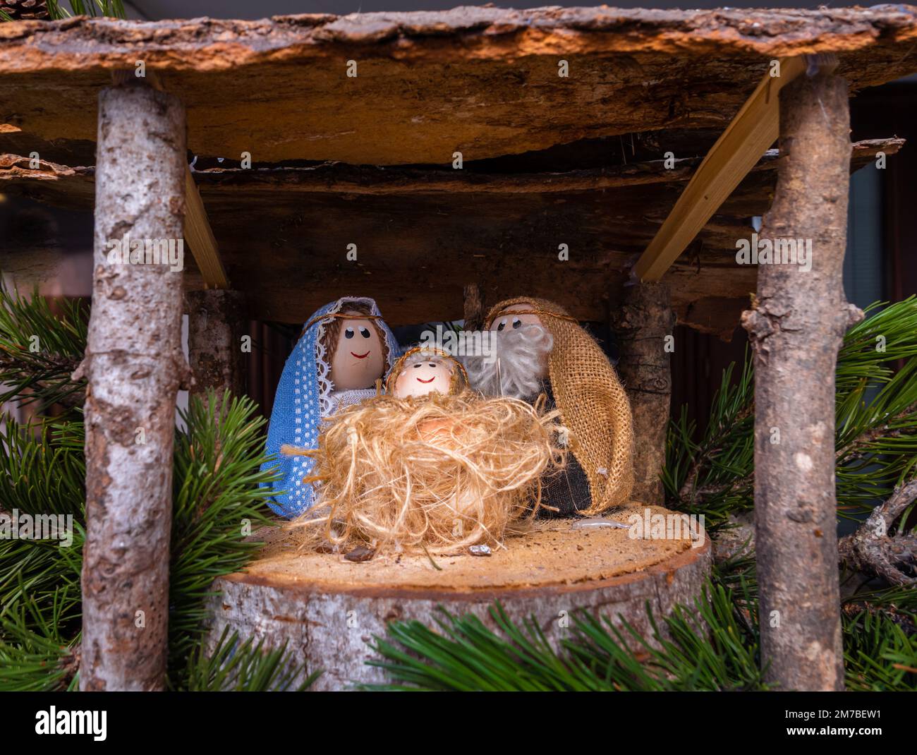 Sutrio, Italie - 29 décembre 2022: Scène de la nativité de Noël faite à la main Banque D'Images