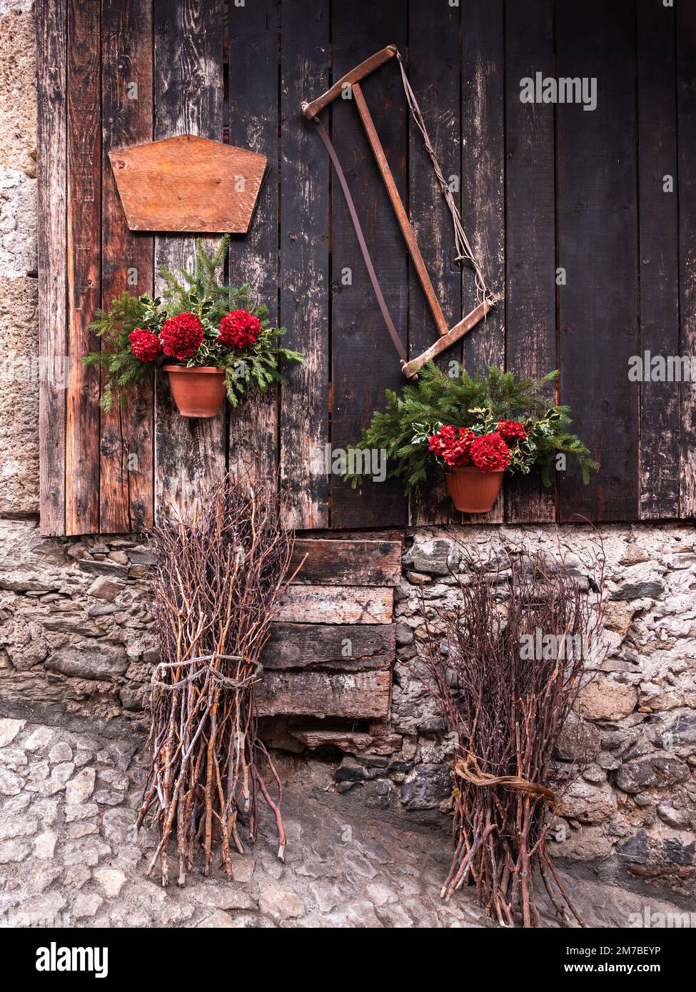 Décoration de rue de Noël dans le village de Sutrio, Italie Banque D'Images