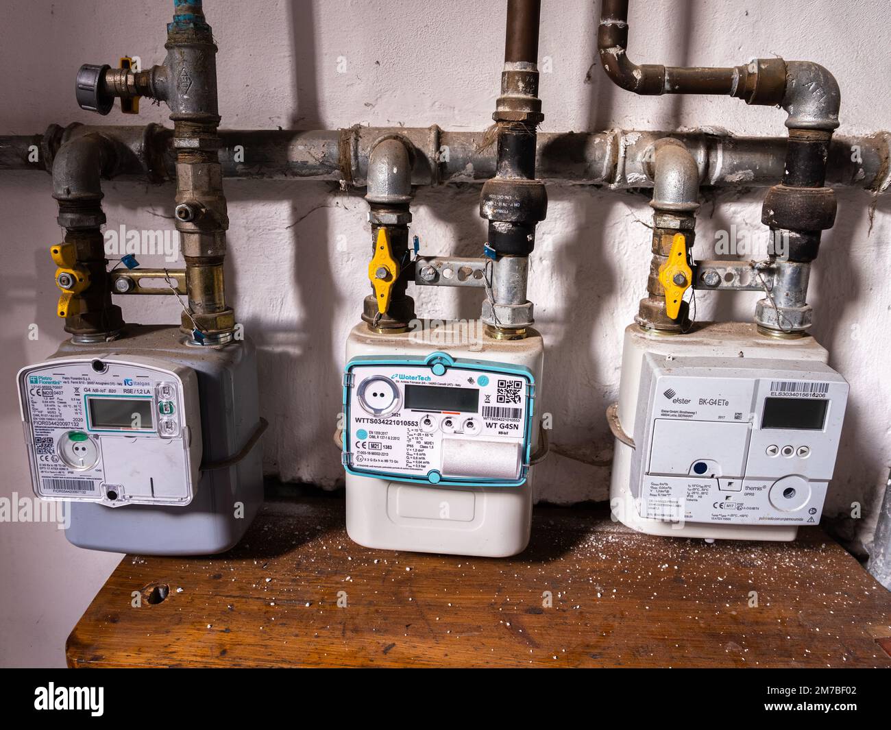 Sutrio, Italie - 29 décembre 2022: Compteurs et câblage pour le chauffage au gaz et au gaz Banque D'Images