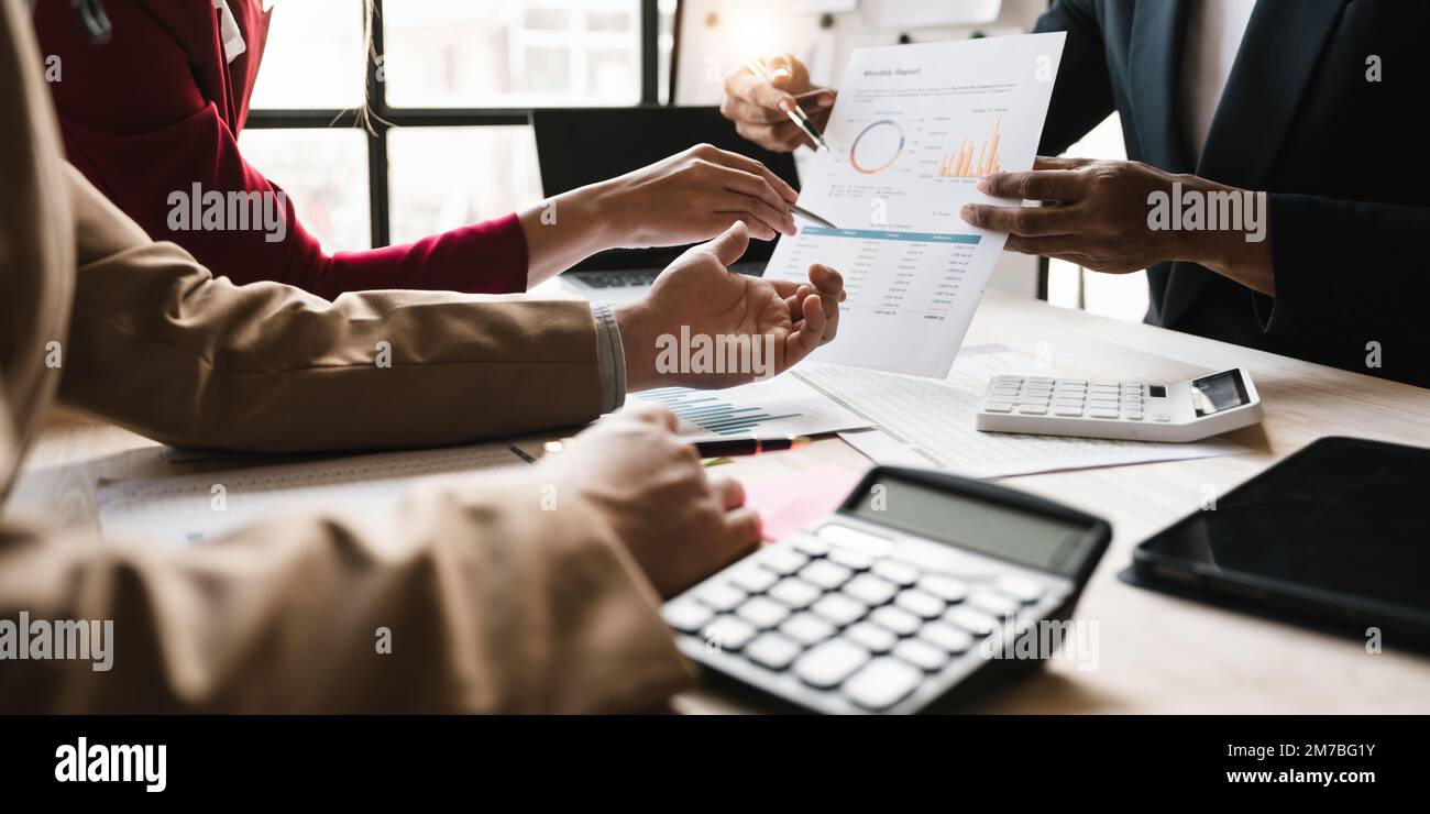 Réunion des conseillers d'affaires asiatiques pour analyser et discuter de la situation sur le rapport financier dans la salle de réunion.Consultant en investissement, financier Banque D'Images