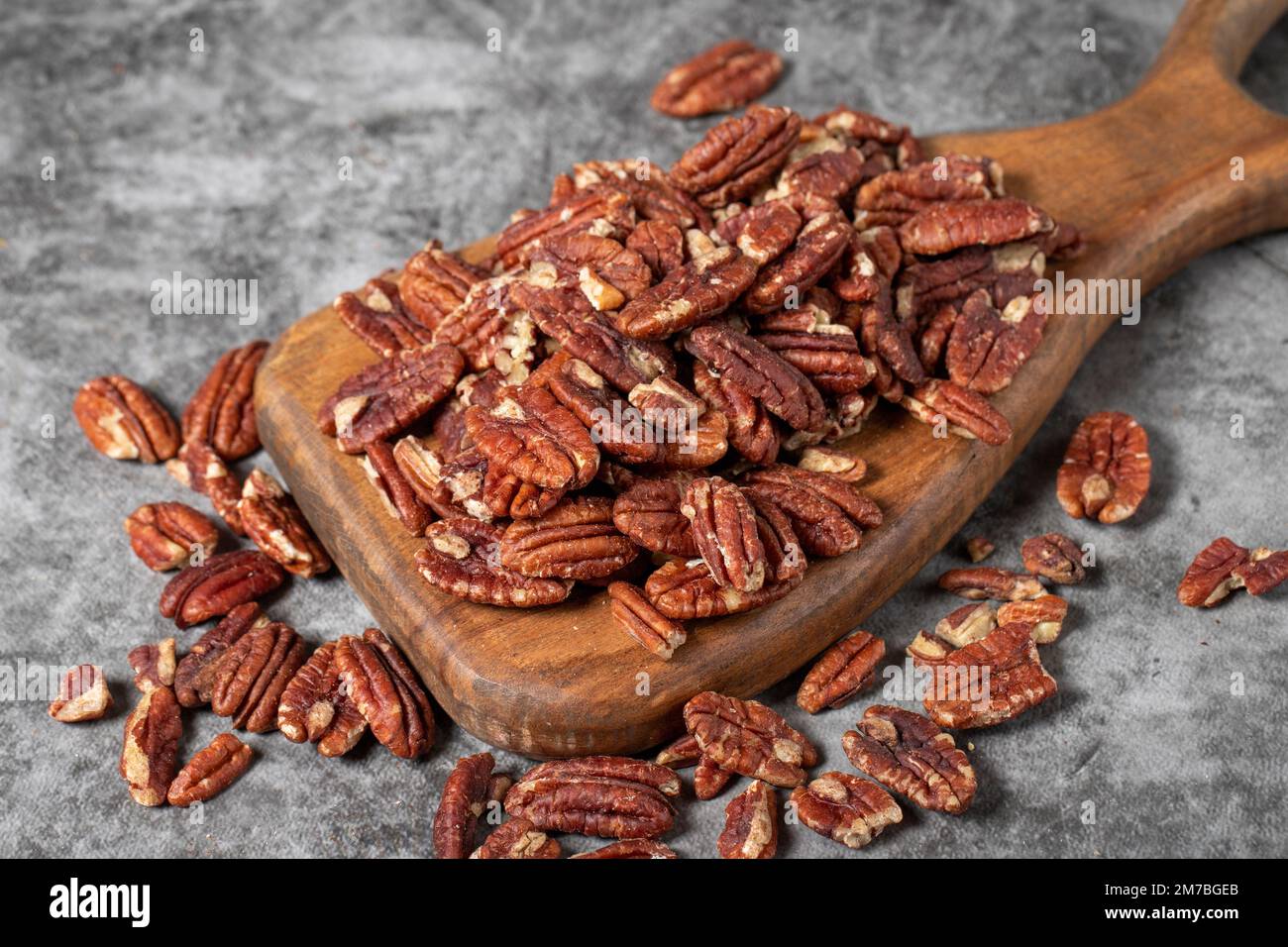 Pecan sur fond sombre. Graisse saine. Noix de pécan écalées. Gros plan. Régime de céto. Prise de vue en studio. gros plan Banque D'Images