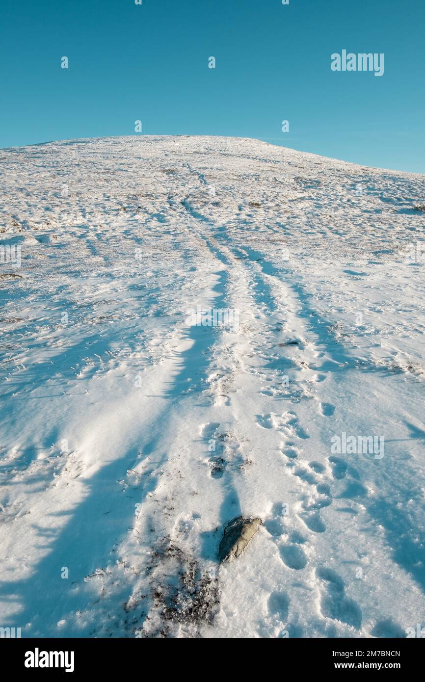 Beau paysage d'hiver montagne de neige Litjskarven en Norvège en lumière du soleil Banque D'Images