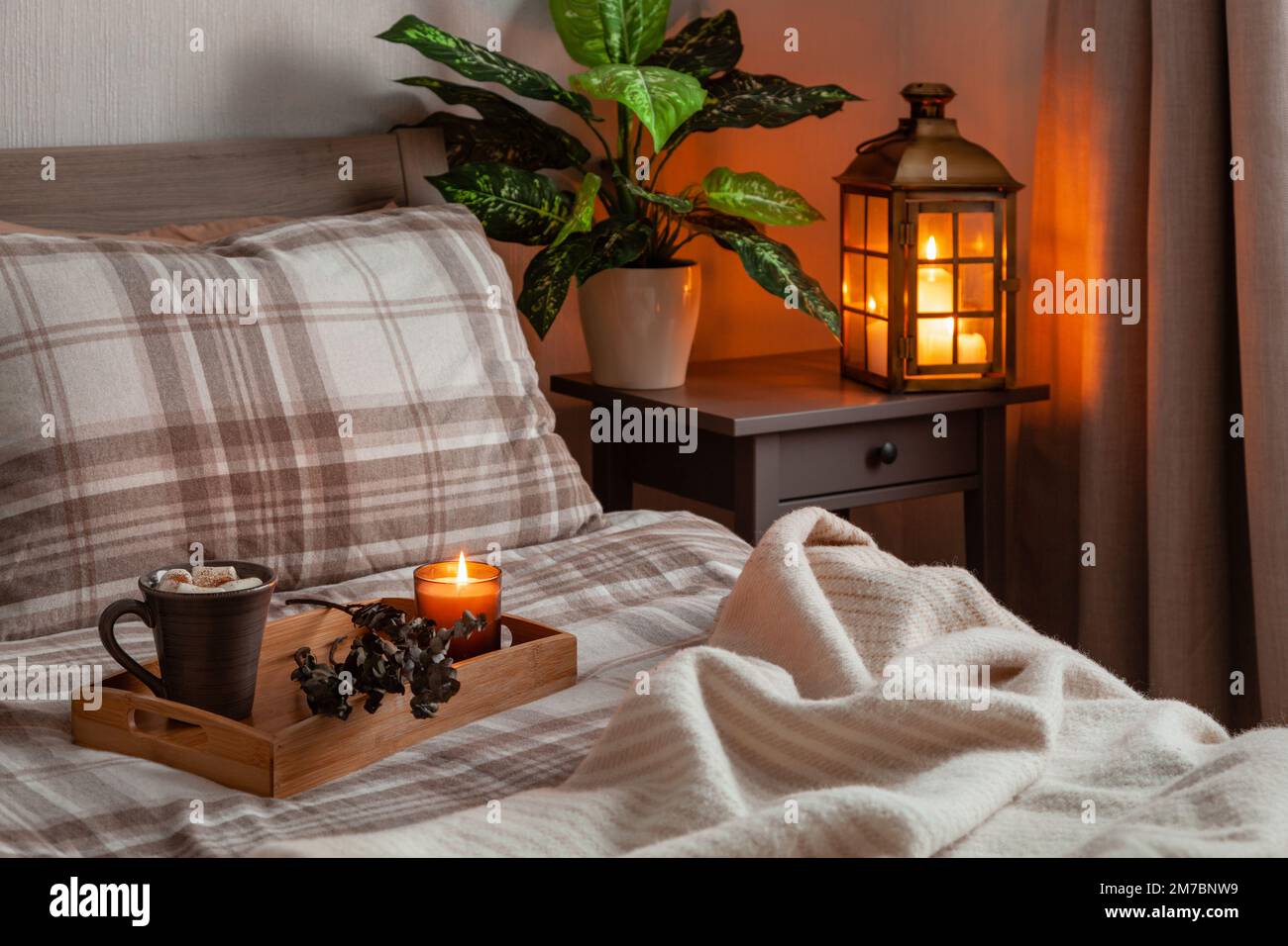 intérieur confortable de chambre scandinave dans des tons naturels, lanterne couverture maison Banque D'Images