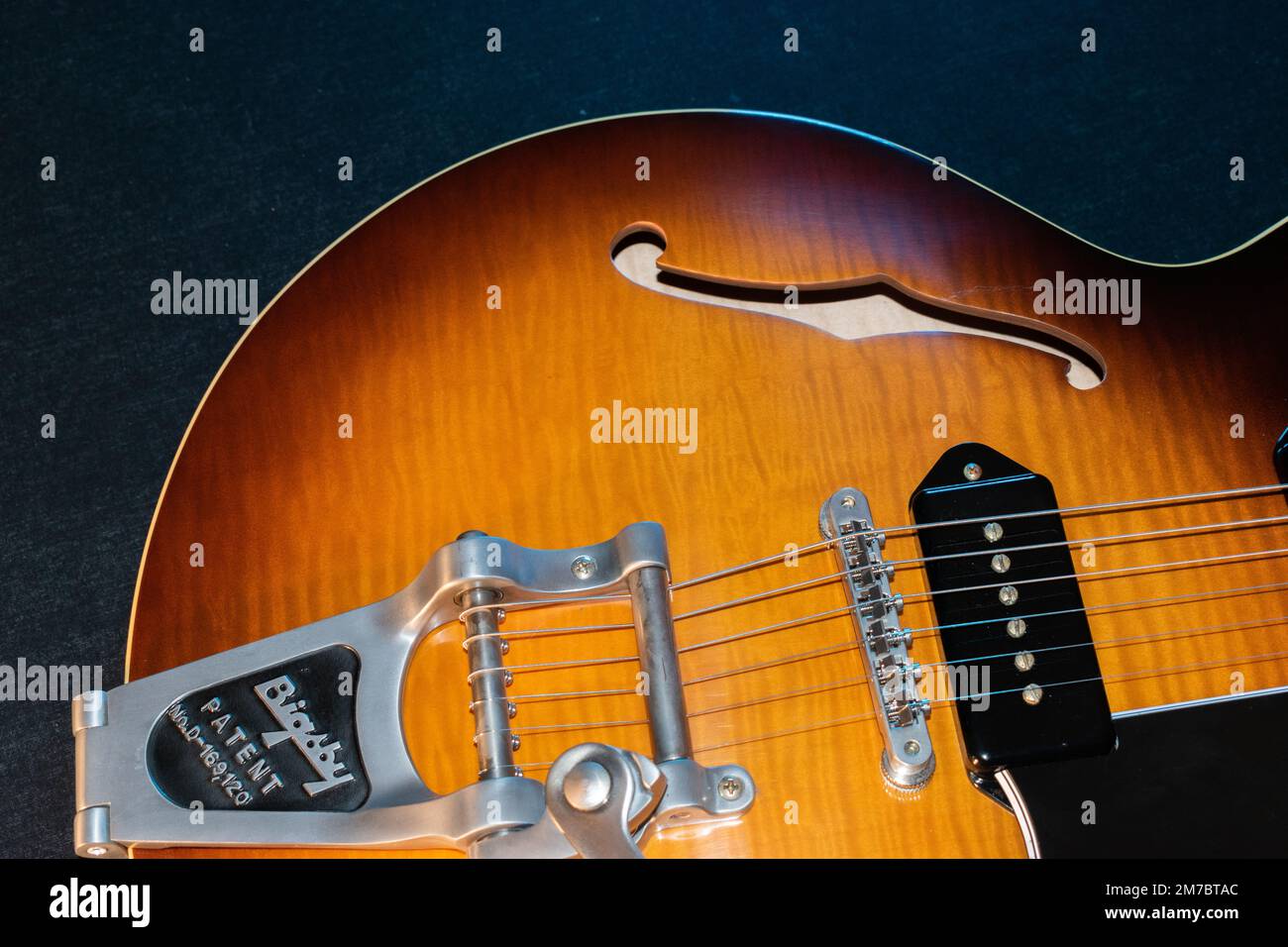 Vaduz, Liechtenstein, 28 janvier 2022 guitare électrique Gibson ES-330 fabriqué aux Etats-Unis en coup de soleil Banque D'Images