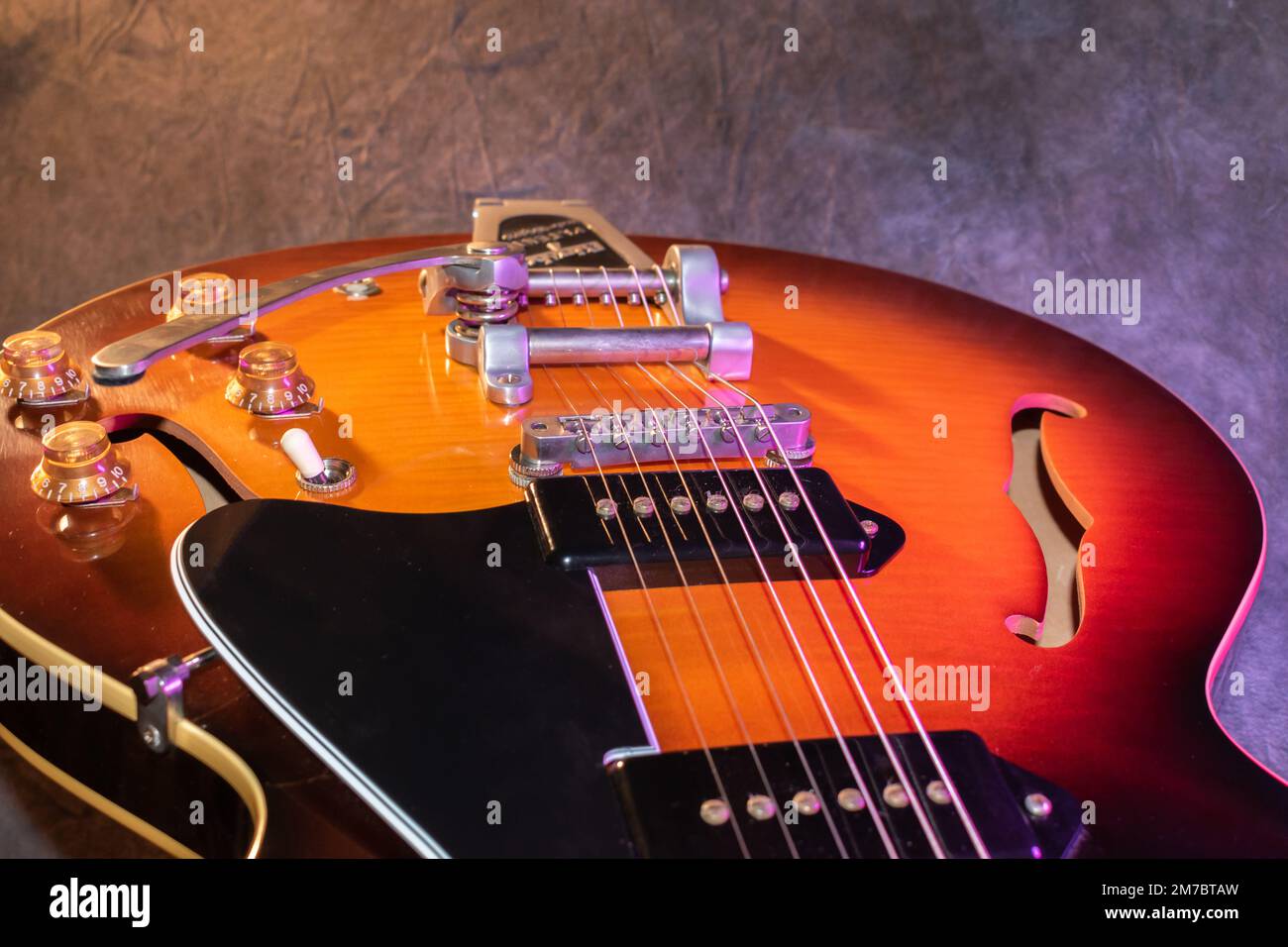 Vaduz, Liechtenstein, 28 janvier 2022 guitare électrique Gibson ES-330 fabriqué aux Etats-Unis en coup de soleil Banque D'Images
