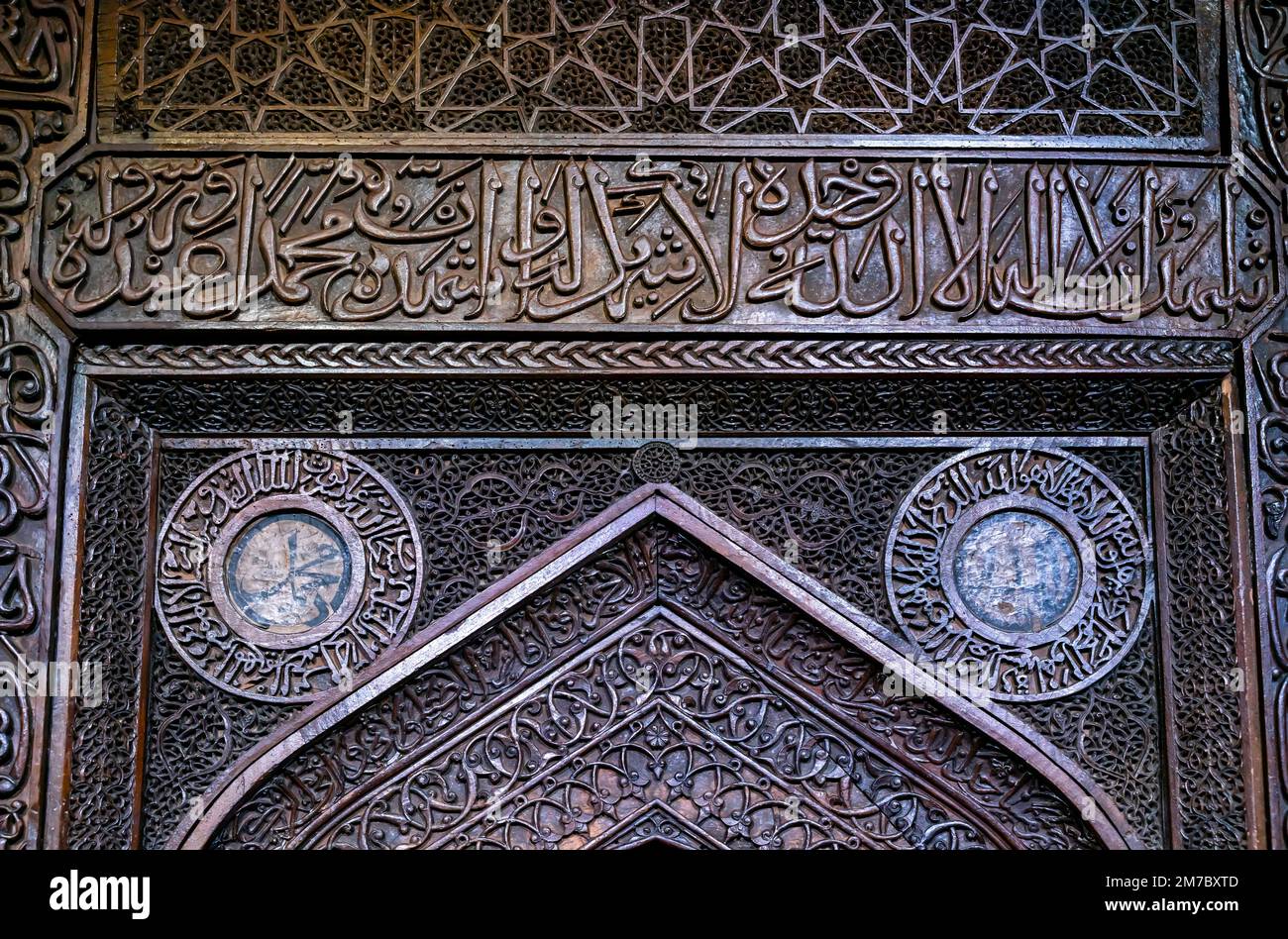 Mosquée Urgup Taşkın Paşa mihrab. 14th siècle. La sculpture ornée faite sur bois de wllnut. La seule pièce survécut en Anatolie avec une telle complexité Banque D'Images