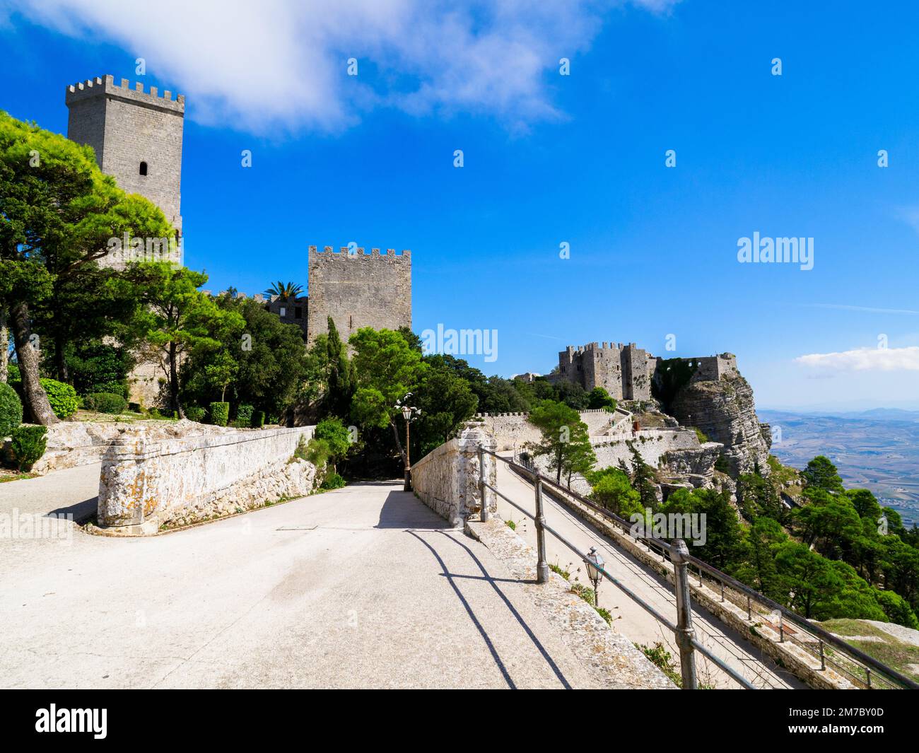 Les tours del Balio (Torri del Balio) et le château de Vénus (castello di Venere) dans la ville médiévale d'Erice - Sicile, Italie Banque D'Images