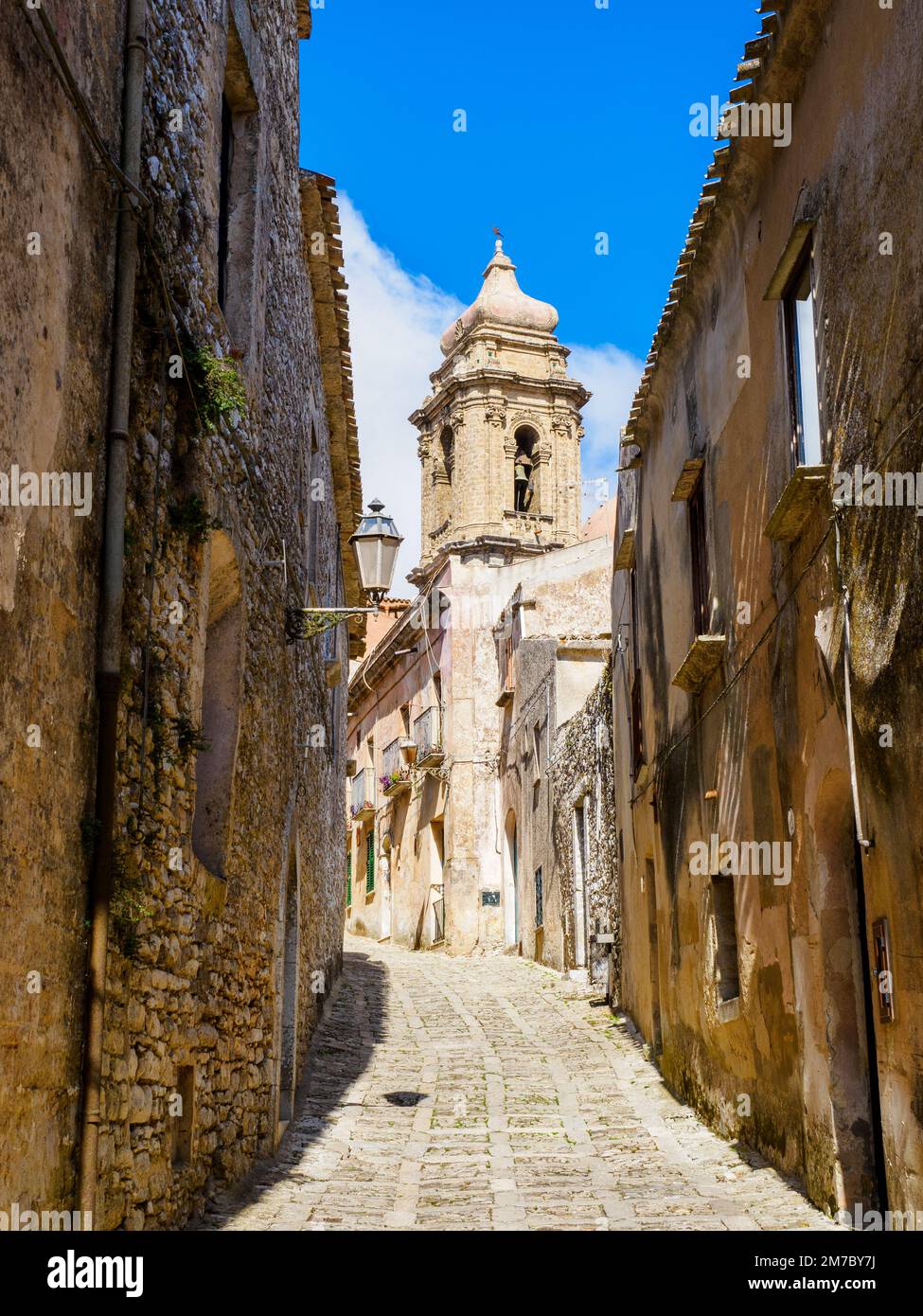 Une rue étroite mène à l'église de San Giuliano dans la ville médiévale d'Erice - Sicile, Italie Banque D'Images