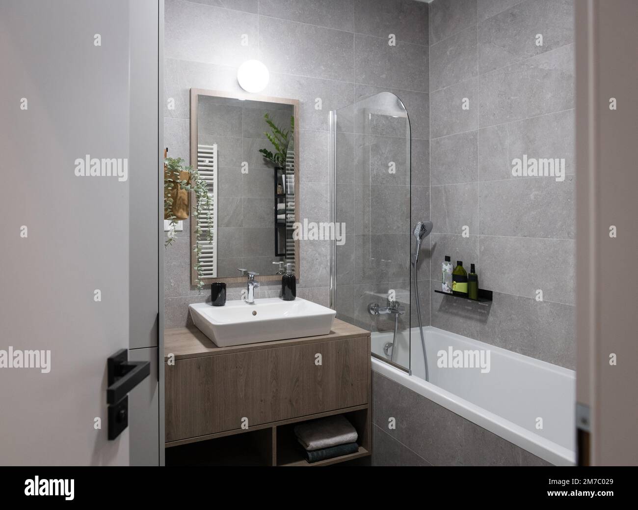 Salle de bains grise de l'appartement moderne Banque D'Images