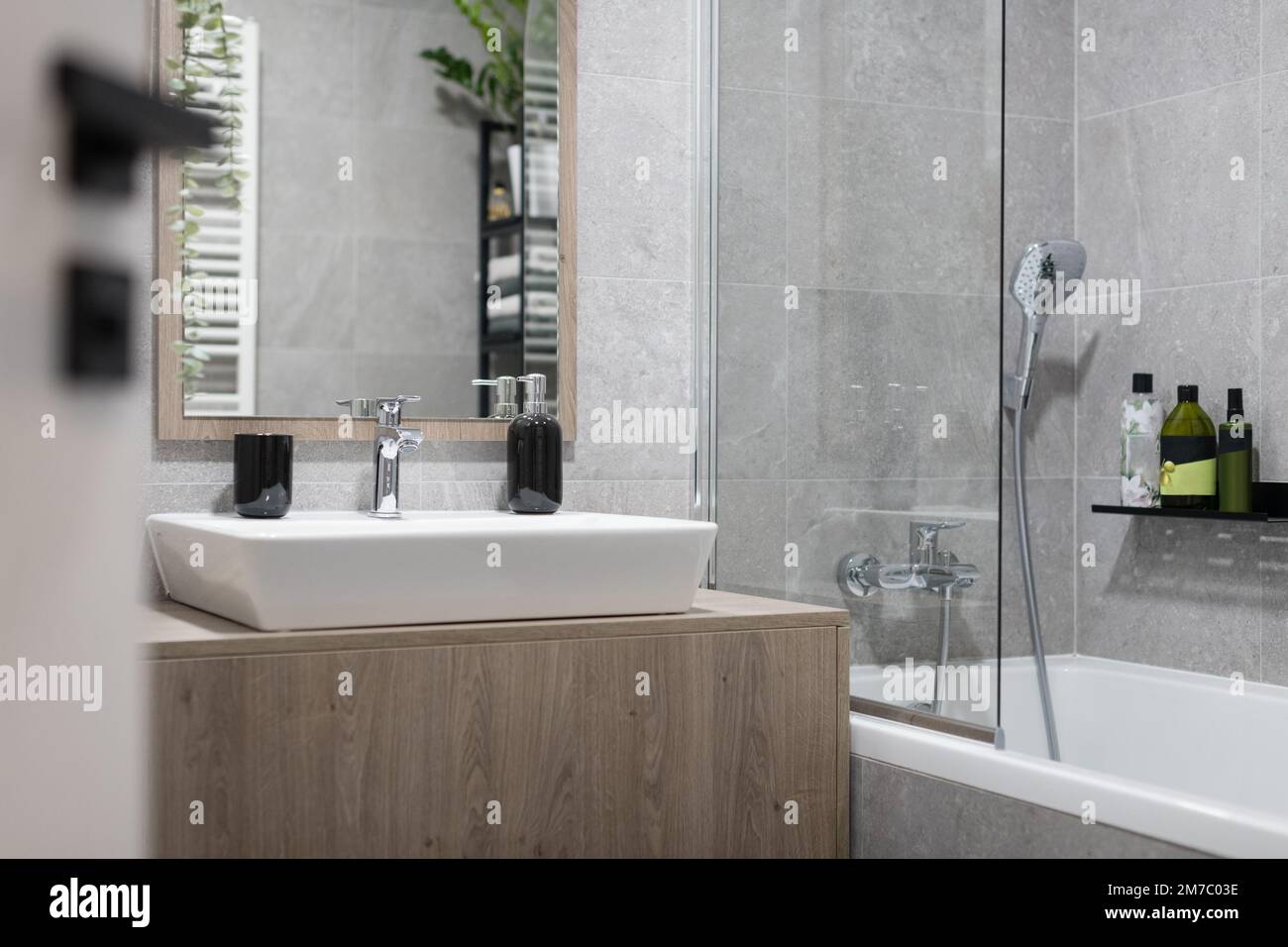 Salle de bains grise de l'appartement moderne Banque D'Images