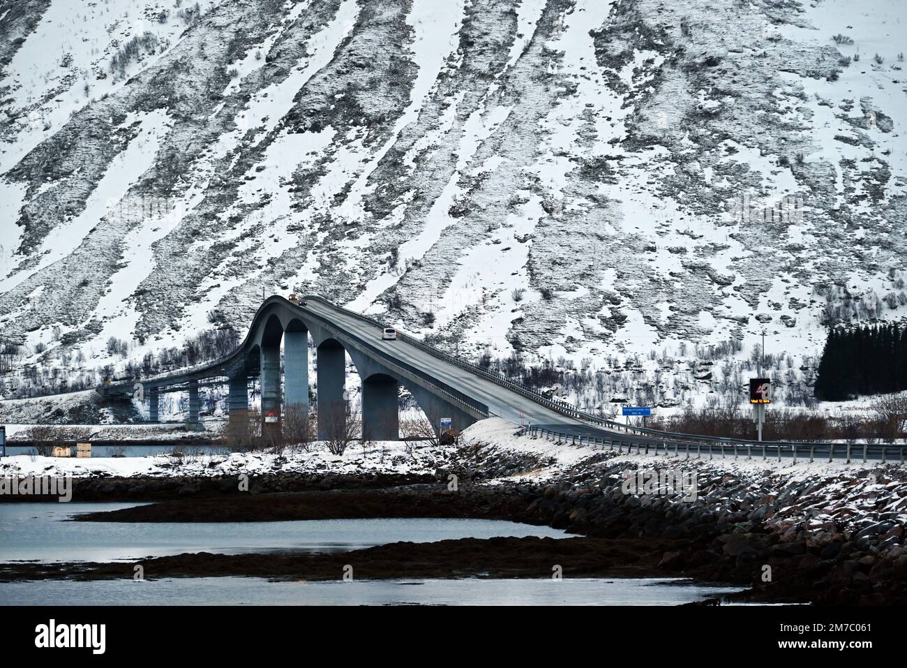 Le pont de Gimsoysaumen est situé dans la péninsule de Lofoten, à l'extrême nord de la Norvège. C'est l'un des nombreux ponts construits dans la péninsule de Lofoten. Banque D'Images