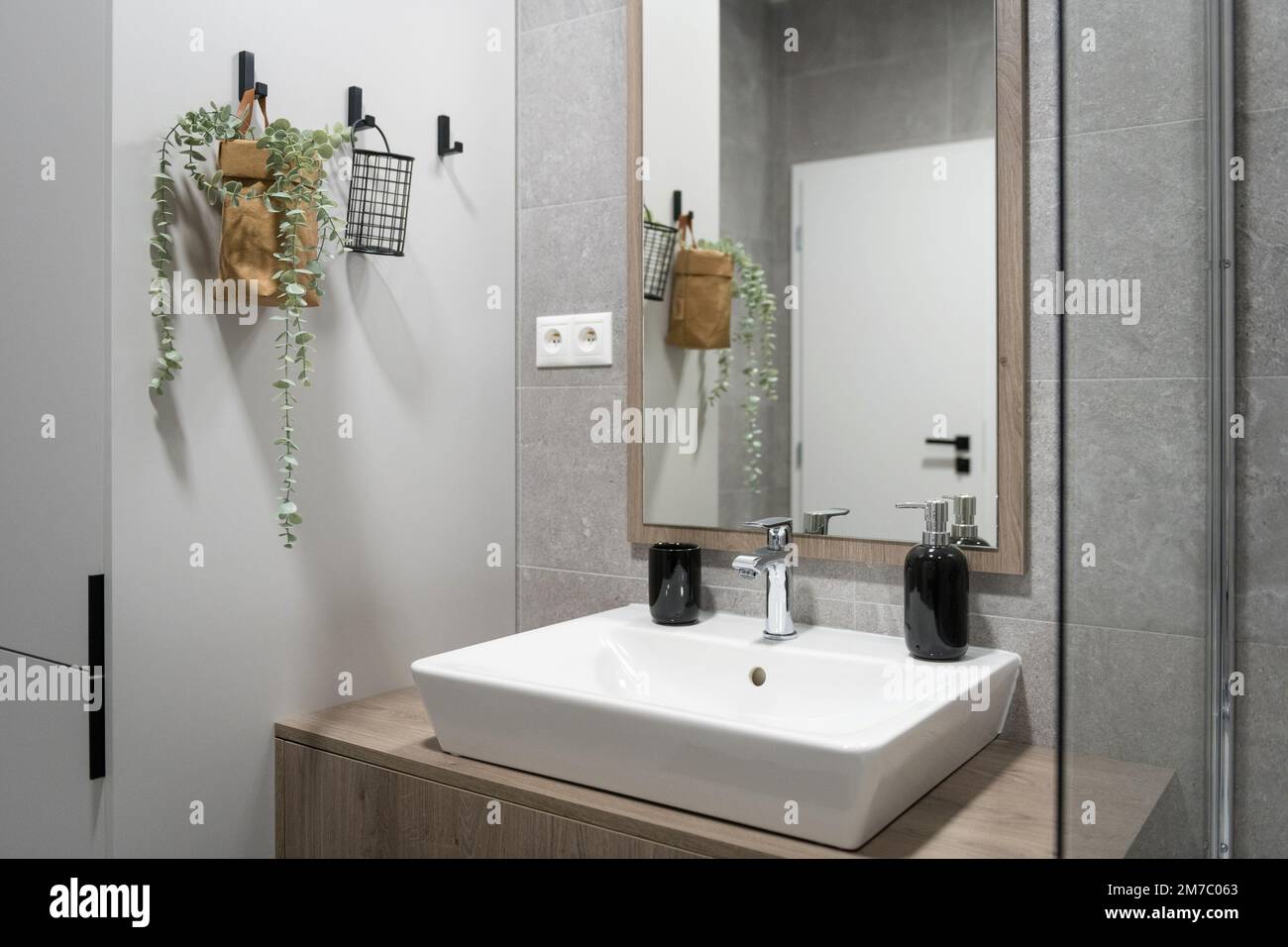 Salle de bains grise de l'appartement moderne Banque D'Images