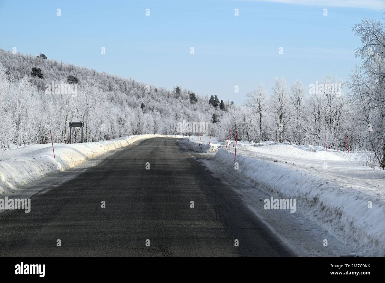 La route allant à Karasjok à Finnmark, au nord de la Norvège. Banque D'Images