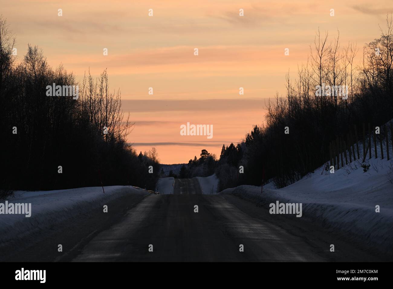 La route non loin de Karasjok à Finnmark, dans le nord de la Norvège. Banque D'Images