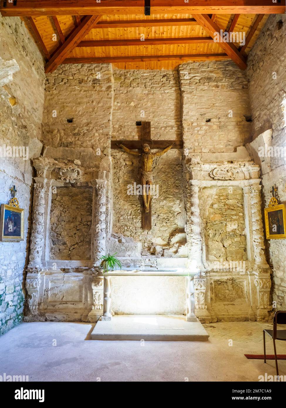 Crucifix en bois de 1650 par Matteo Gebbia à l'intérieur du hall de la Congrega dei 33. Église de San Giuliano dans la ville médiévale d'Erice - Sicile, Italie Banque D'Images