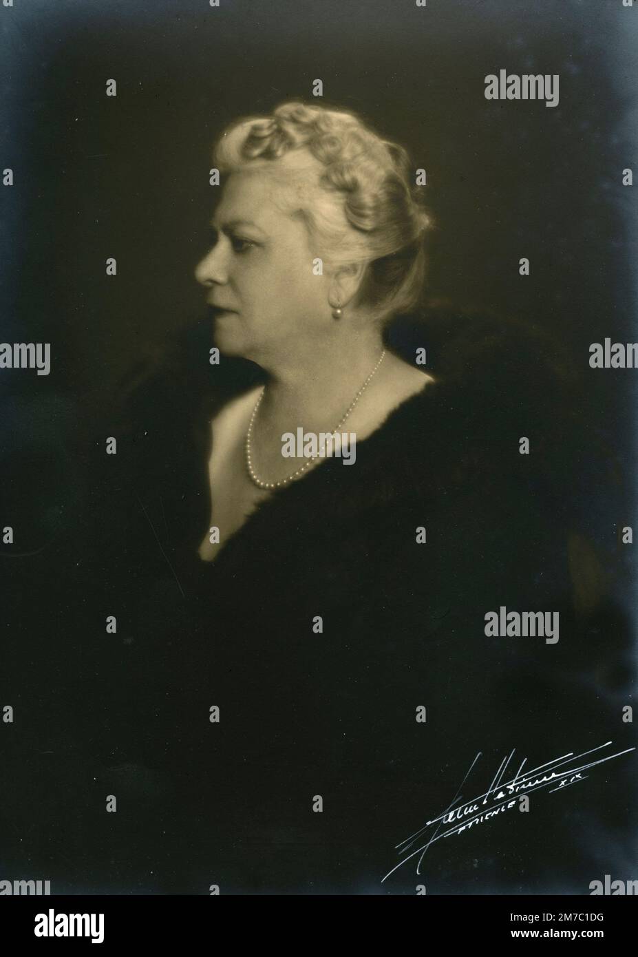 Portrait d'une vieille dame avec collier de perles et fourrure, Italie 1941 Banque D'Images