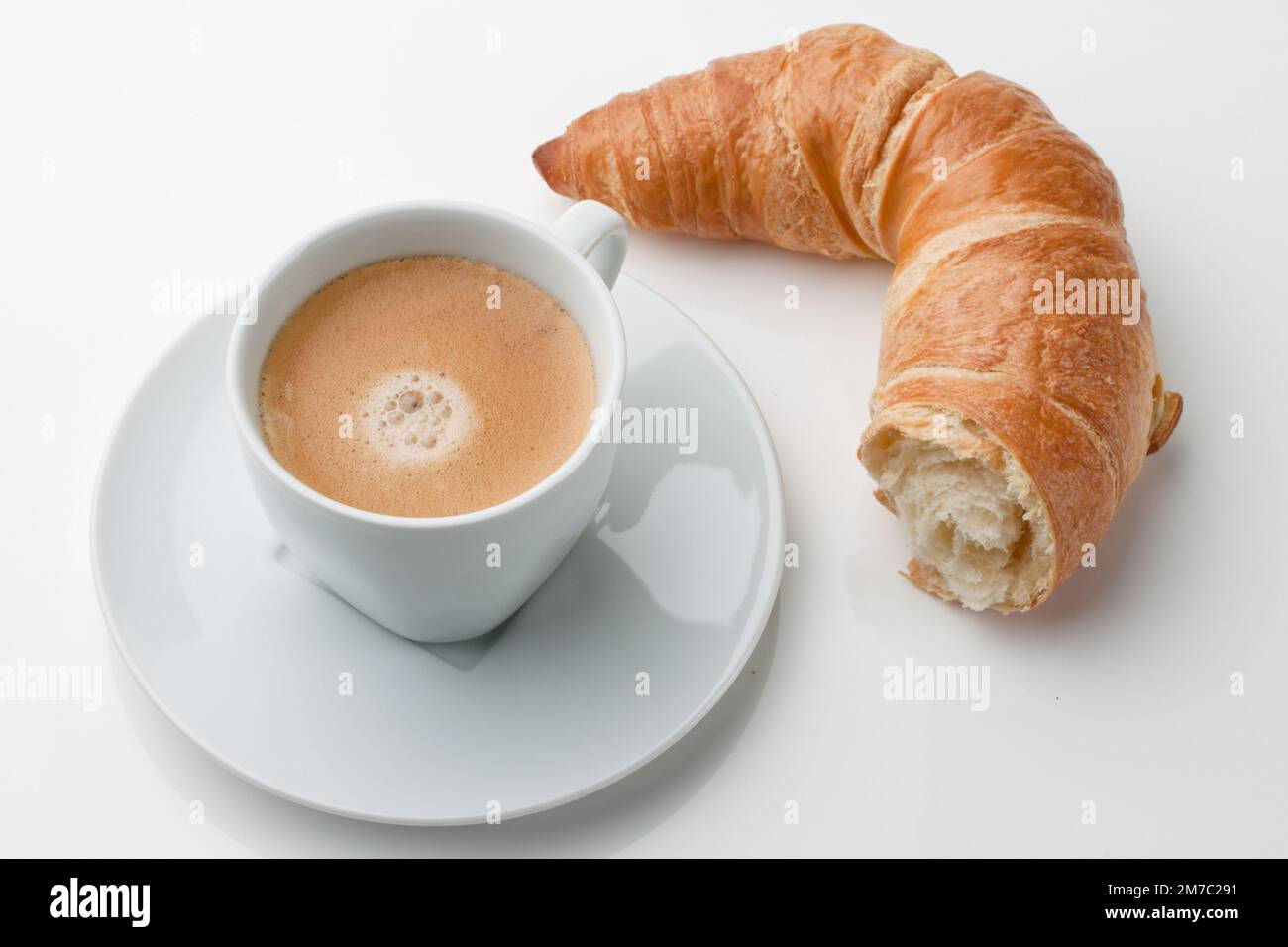 Croissant et tasse de café pour le petit déjeuner Banque D'Images
