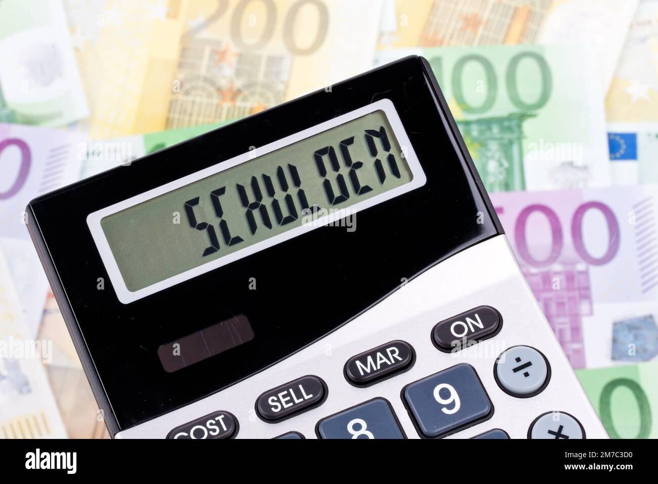 Euro notes avec calculatrice avec le mot Schulden, dette à l'écran Banque D'Images