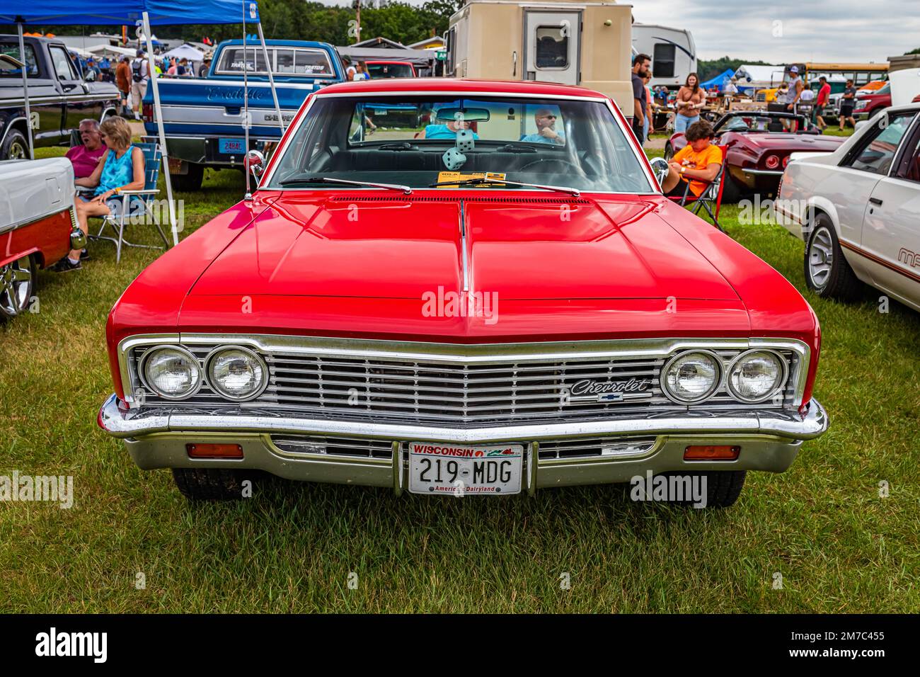 Iola, WISCONSIN - 07 juillet 2022 : vue de face d'une berline Impala 4 portes 1966 de Chevrolet lors d'un salon automobile local. Banque D'Images