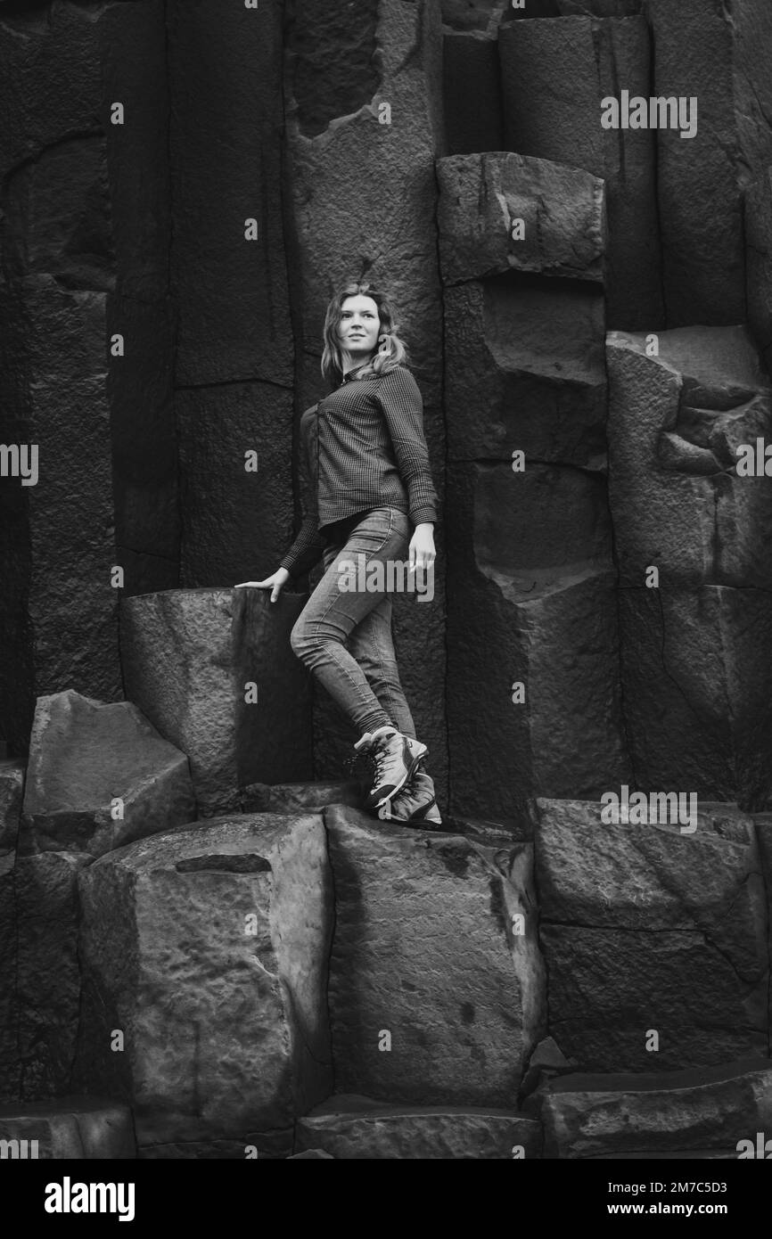 Tourisme debout sur les colonnes de basalte photographie monochrome pittoresque Banque D'Images