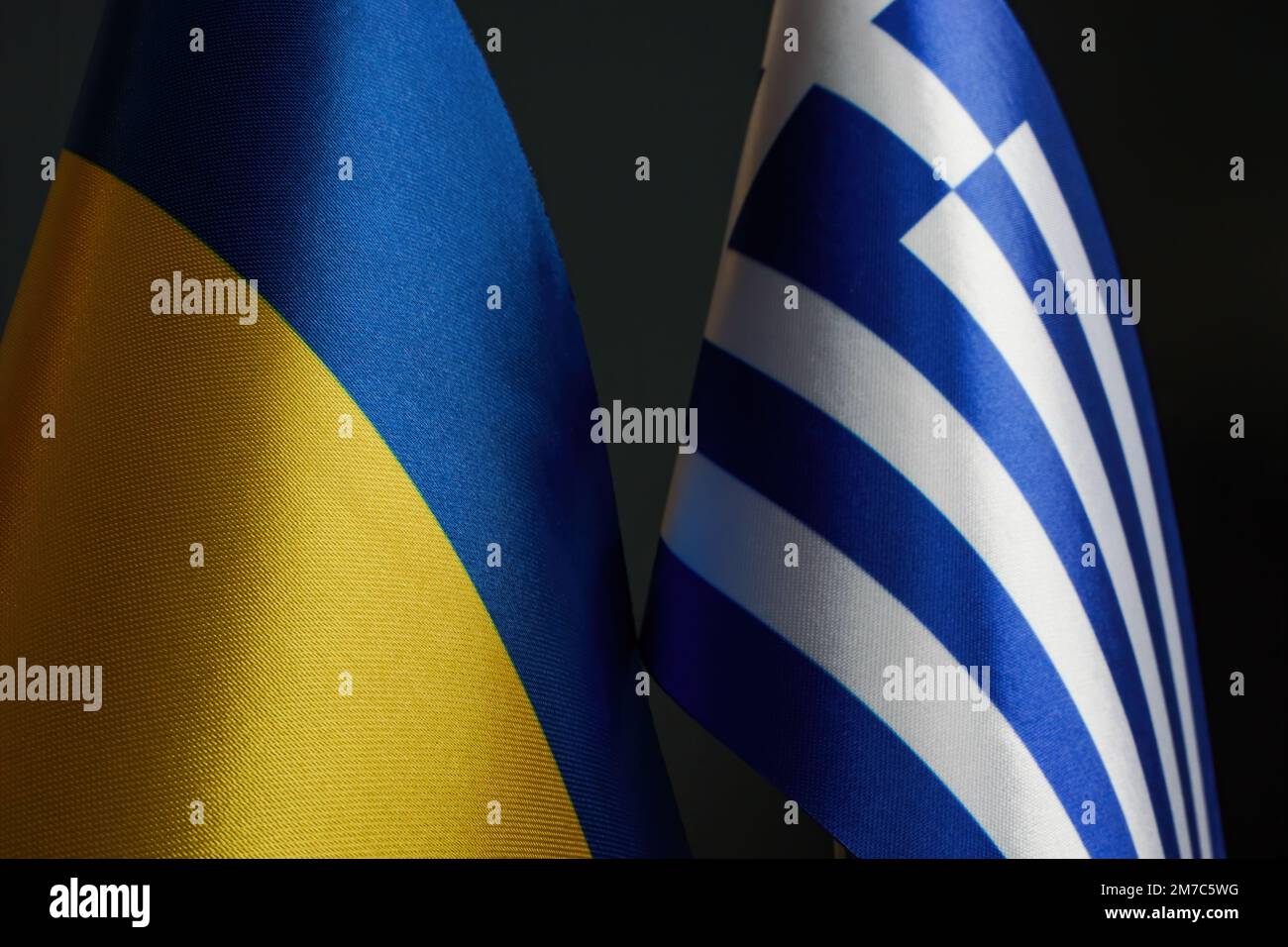 Drapeaux de l'Ukraine et de la Grèce comme symbole de coopération. Banque D'Images