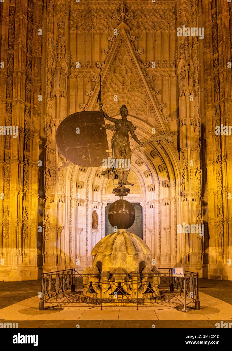 Réplique de la girouette Girandillo de la Puerta del principe/porte du prince de la cathédrale, Séville, Espagne. L'original couronne le Banque D'Images