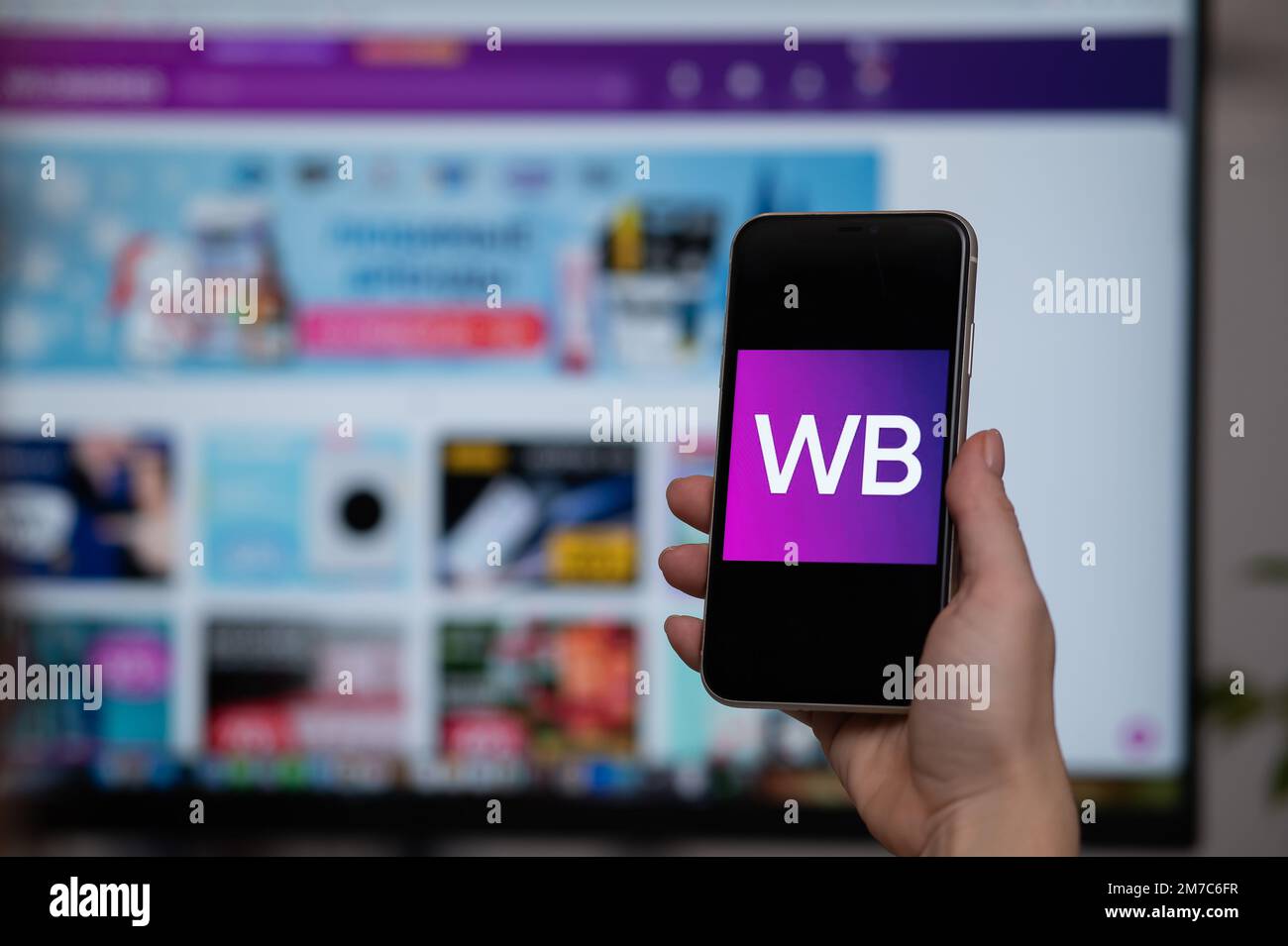 3 décembre 2022, Almaty, Kazakhstan: Une femme tient un smartphone avec l'application de baies sauvages sur le fond de l'écran. Banque D'Images 3 décembre 2022, Almaty, Kazakhstan: Une femme tient un smartphone avec l'application de baies sauvages sur le fond de l'écran. Banque D'Images