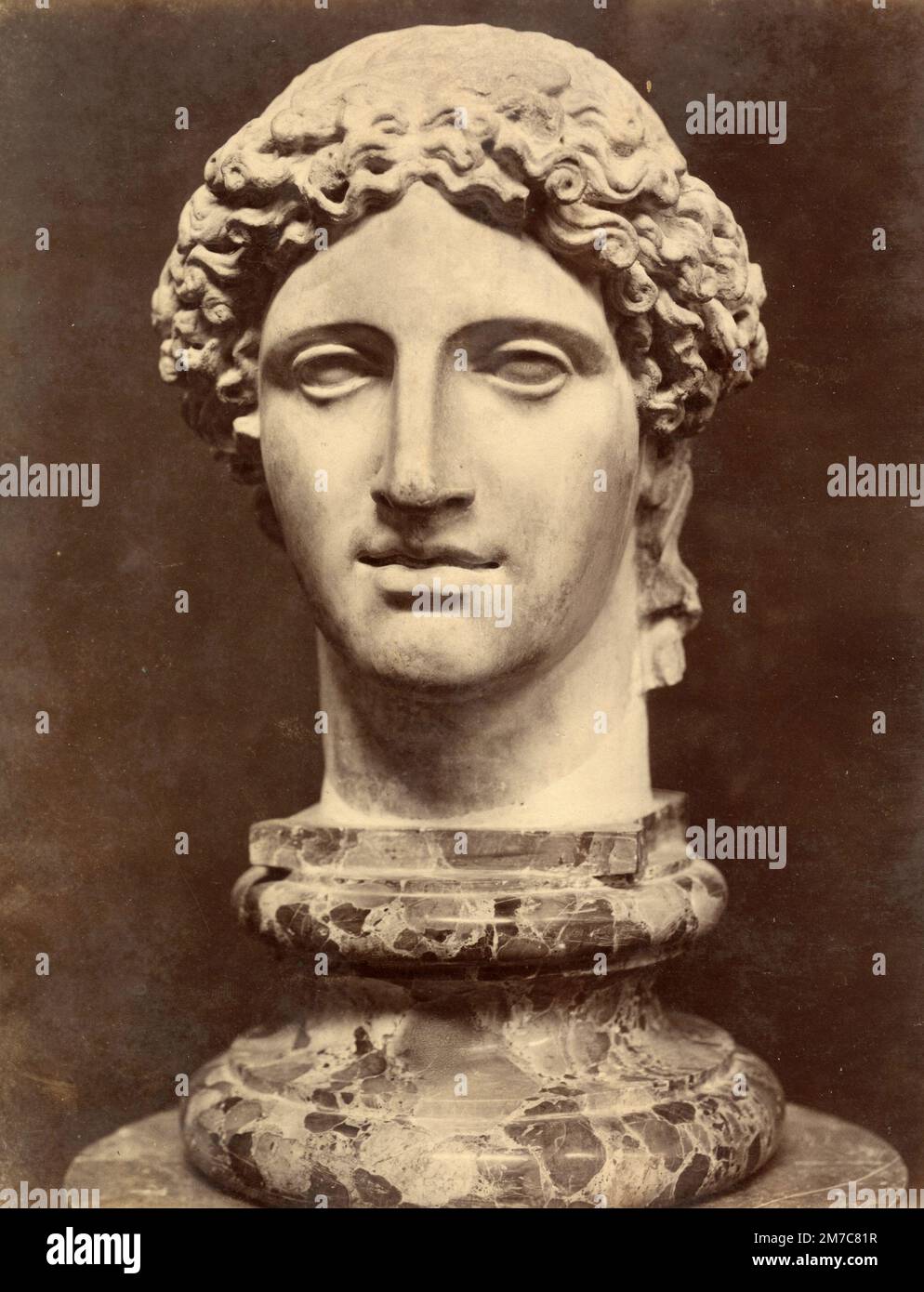 Tête en marbre d'Apollo Farnese, sculpture grecque, imprimé albumine, 1870s Banque D'Images