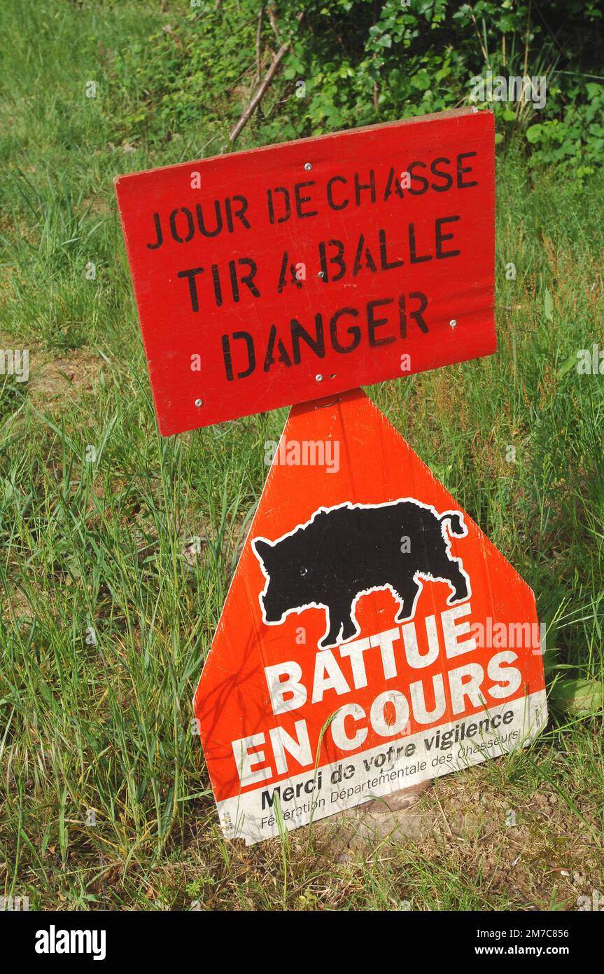 France. Il est mandadadory de mettre un panneau 'chasse en cours' avant chaque chasse afin d'avertir les autres personnes. Banque D'Images
