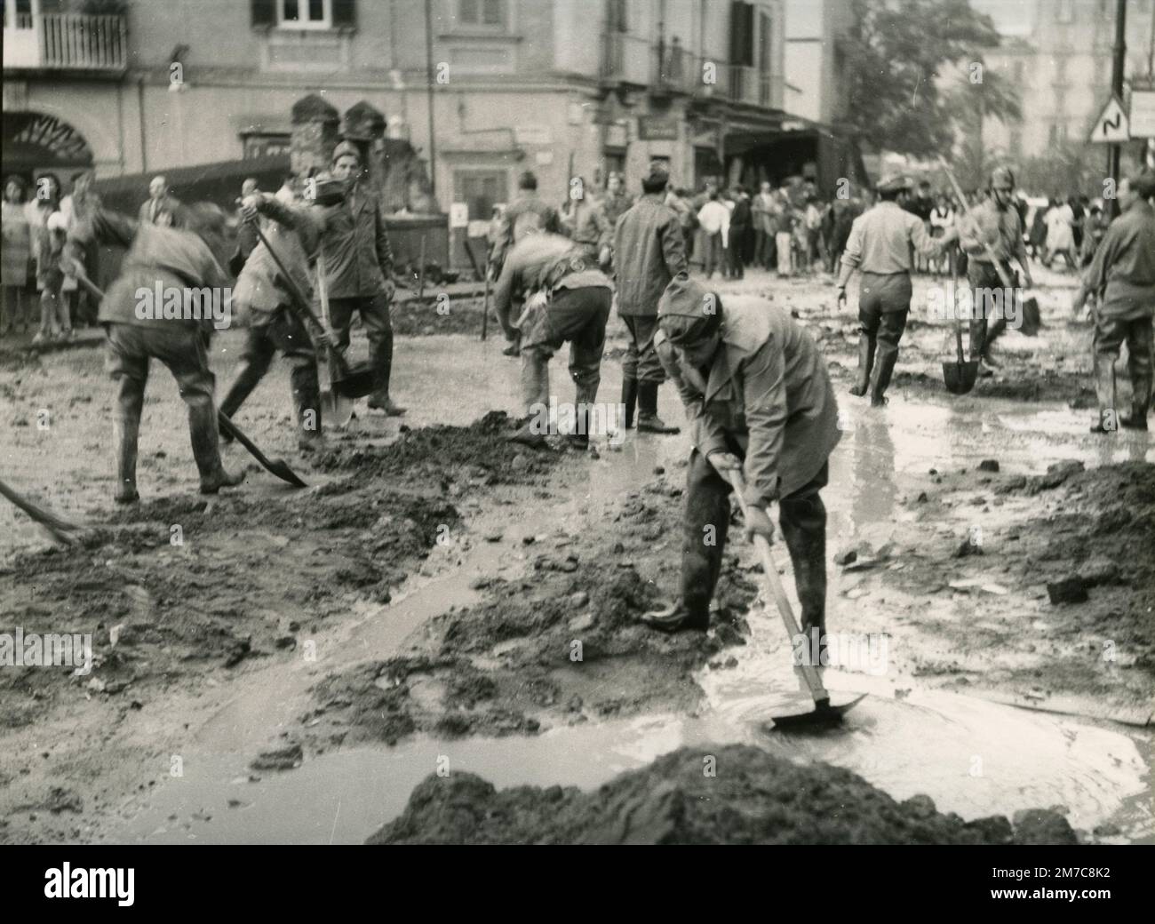 Corso Vittorio Emanuele après l'effondrement de la route dans la via Tasso, Naples, Italie 1967 Banque D'Images