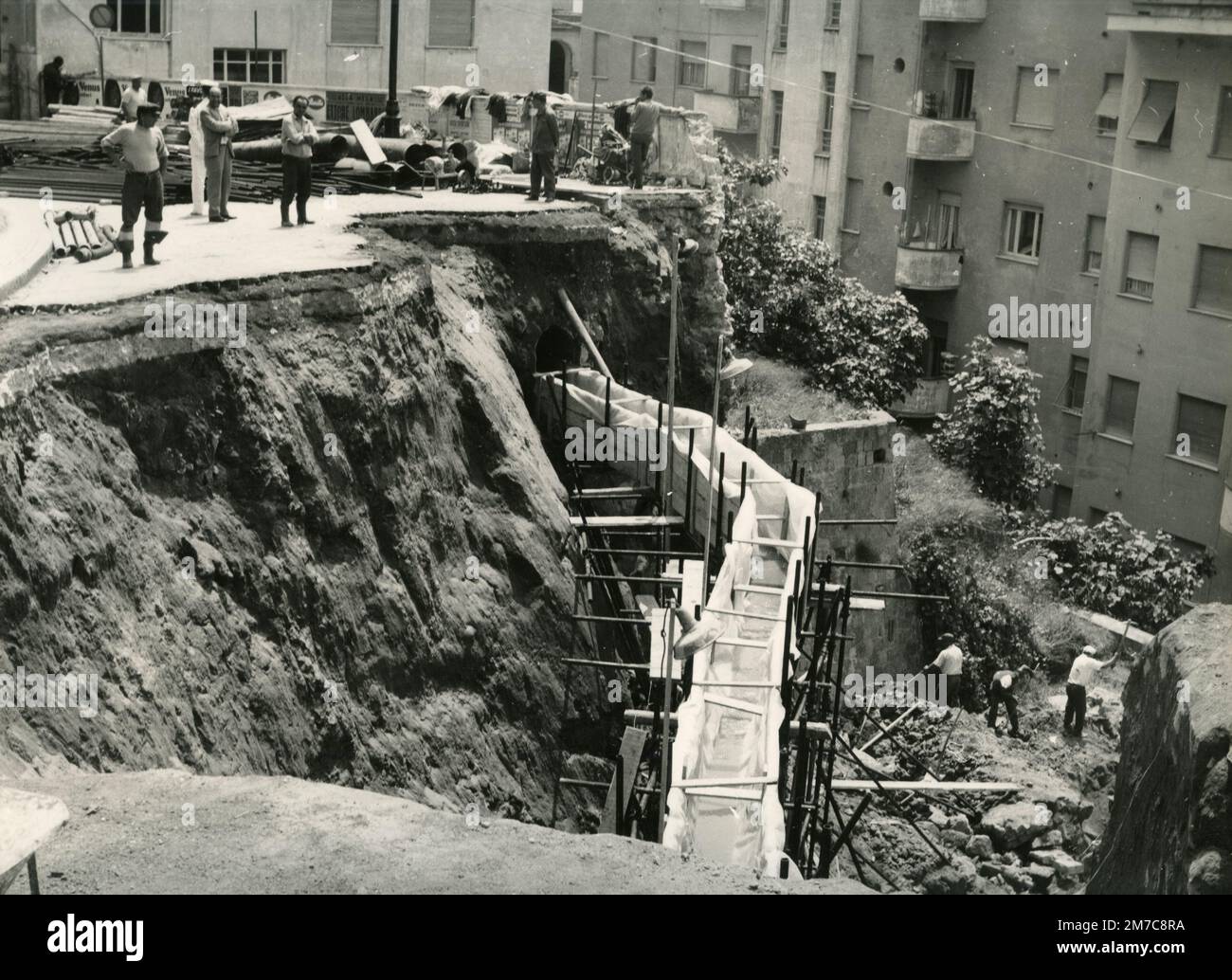 Via Tasso après l'effondrement de la route, Naples, Italie 1967 Banque D'Images
