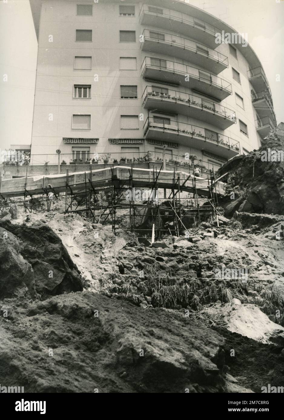 Via Tasso après l'effondrement de la route, Naples, Italie 1967 Banque D'Images