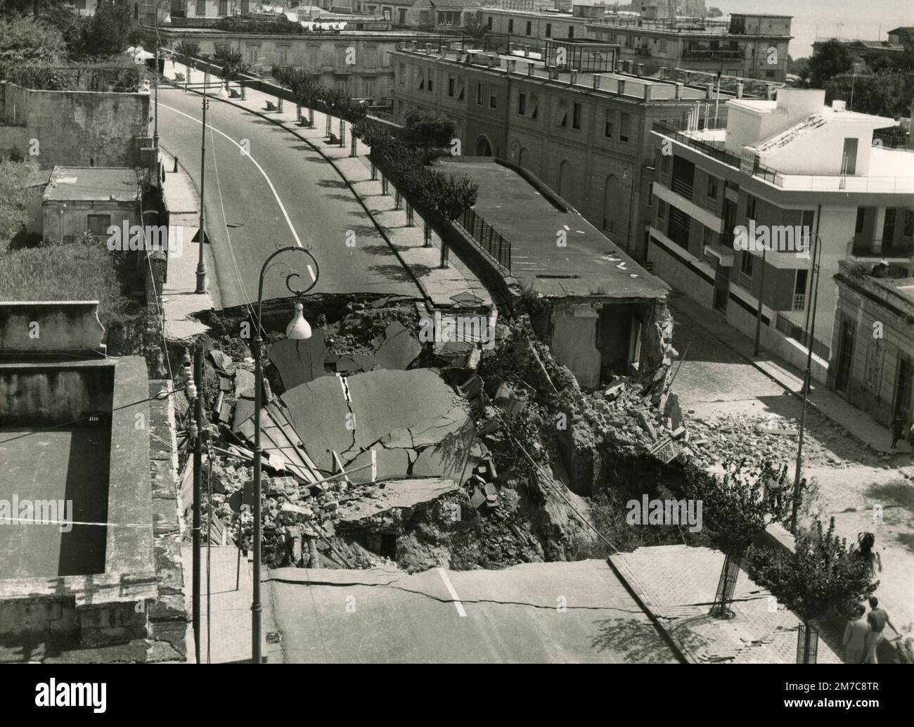 Corso Vittorio Emanuele après l'effondrement de la route, Naples, Italie 1967 Banque D'Images