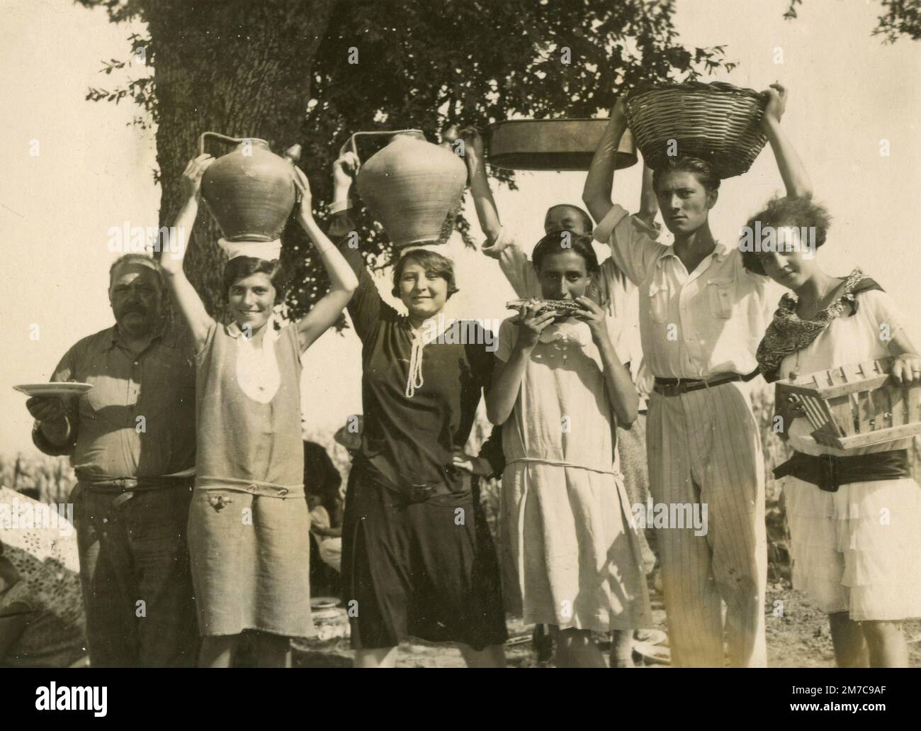 Groupe de personnes plaisantant pendant la récolte, Porto San Giorgio, Italie 1927 Banque D'Images