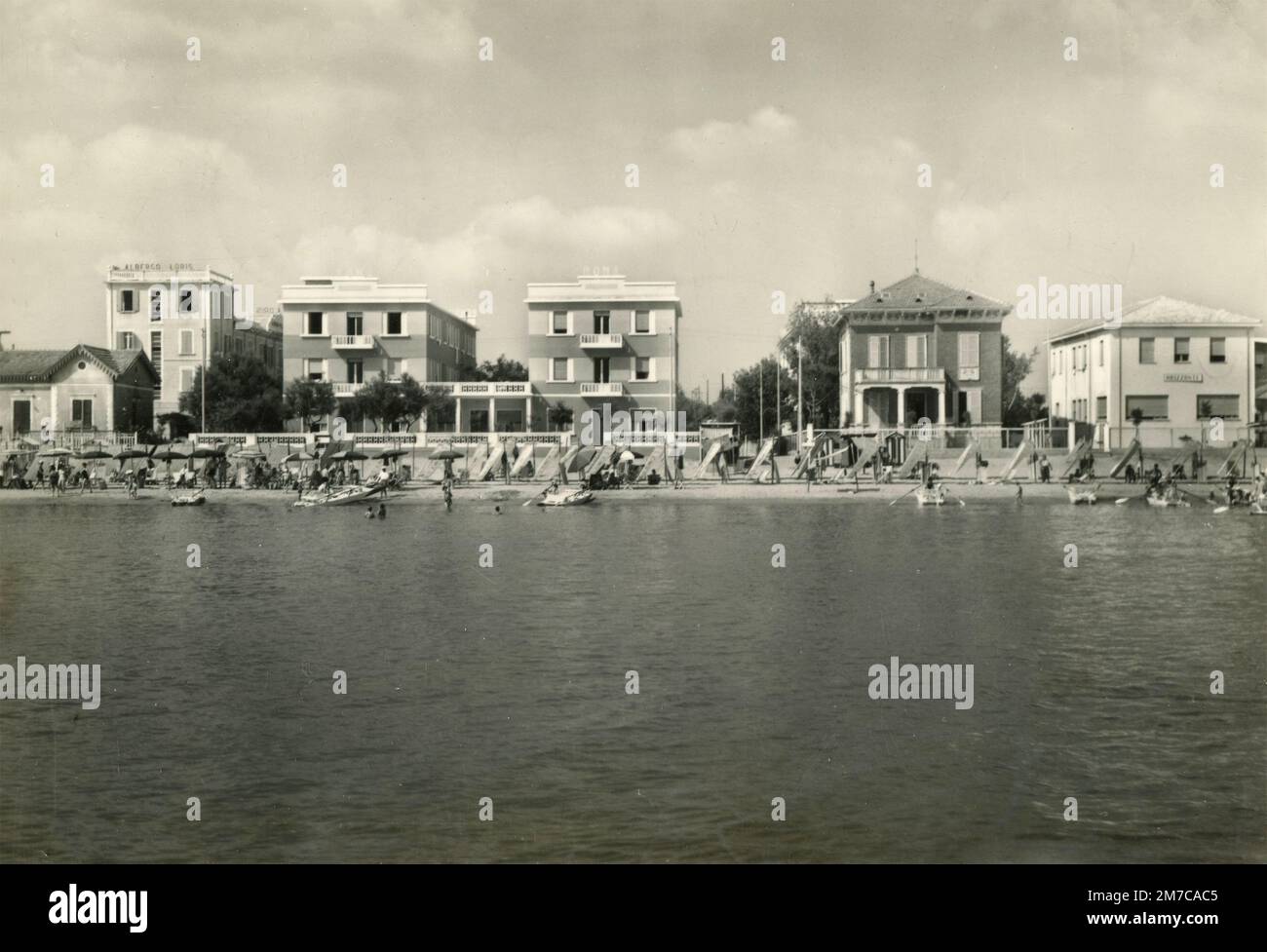 Vue sur la plage depuis la mer à Bellaria, Italie 1956 Banque D'Images