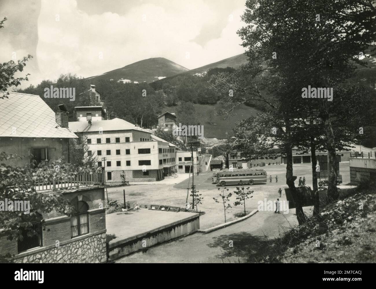 Vue sur le parking de Pian delle Valli dans la montagne de Terminillo, Italie 1960 Banque D'Images