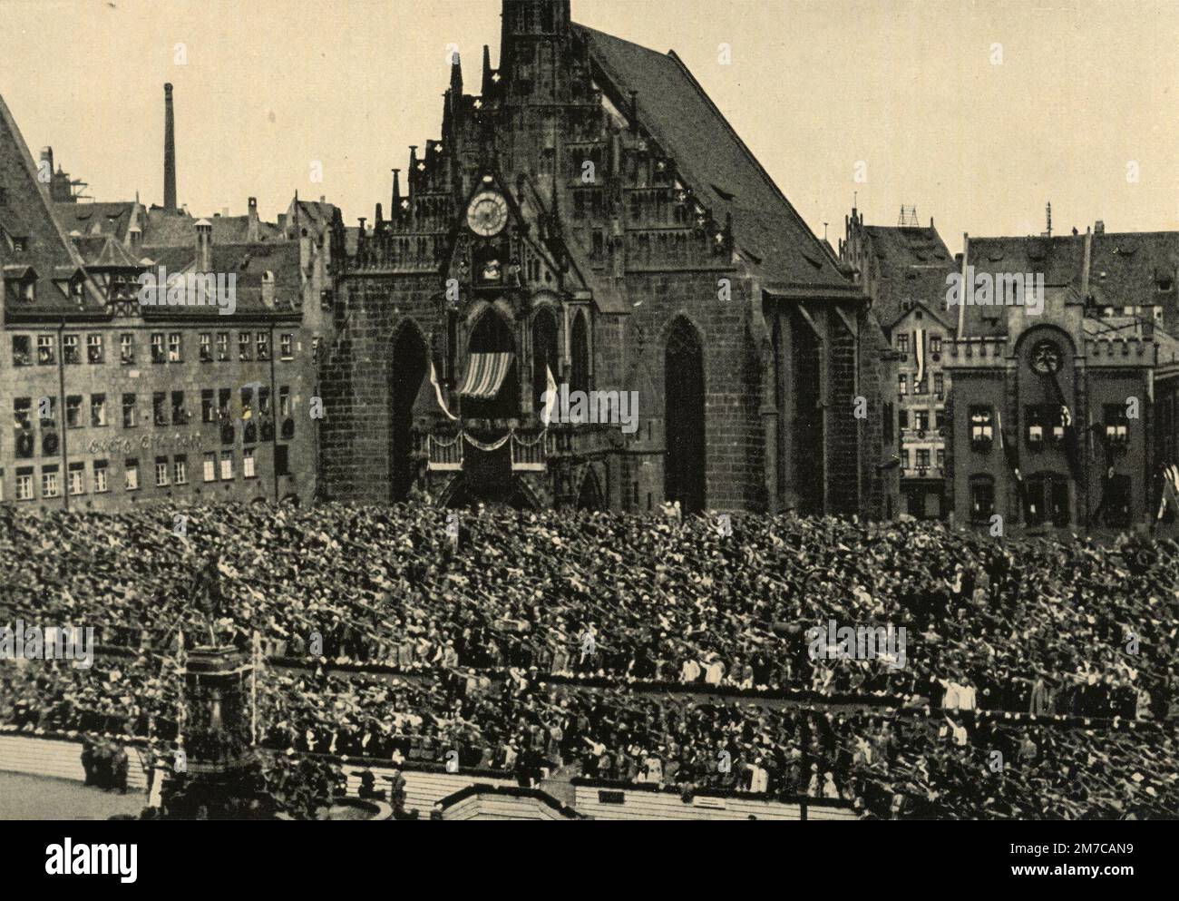 La tribune festive en face de la Frauenkirche à la conférence du parti nazi à Nurnberg, Allemagne 1933 Banque D'Images