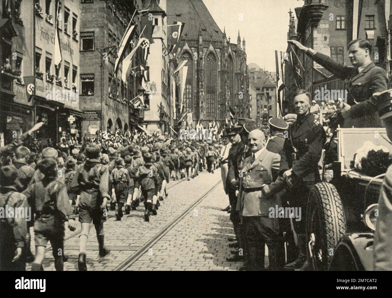 Hitlerjugend les enfants marchent à Nurberg, Allemagne 1933 Banque D'Images