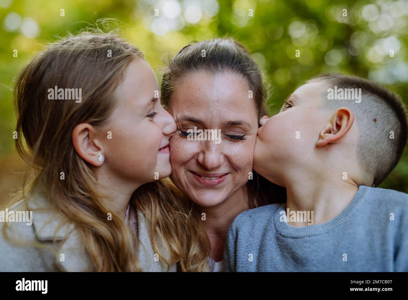 Portrait de famille heureuse avec ses enfants dans la nature. Banque D'Images