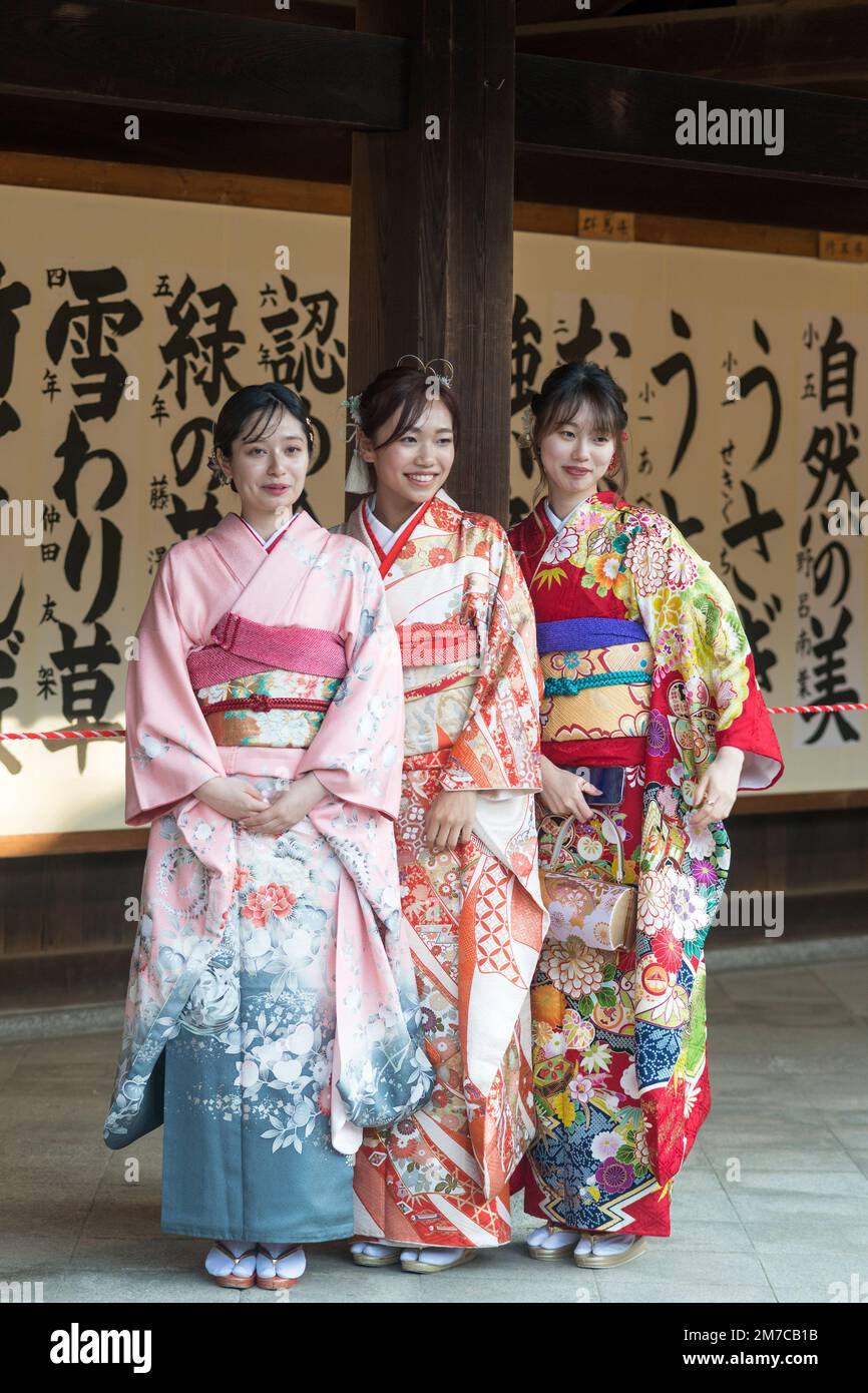 Les jeunes femmes en kimono sur Coming of Age Journée au sanctuaire Meiji,  Harajuku, Tokyo, Japon Photo Stock - Alamy