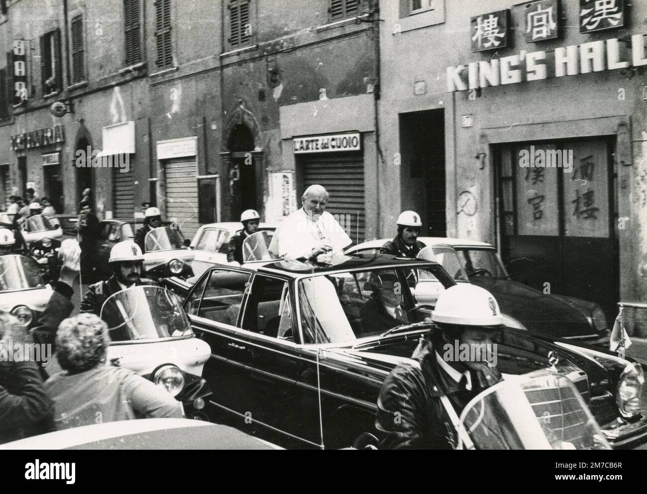 Le Pape Jean-Paul II hors du toit de sa voiture dans les rues de Rome, Italie 1980 Banque D'Images