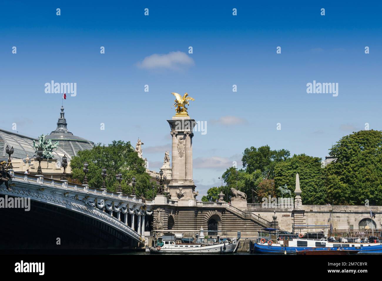 Vue sur le pont Alexander III au-dessus de la Seine, avec ses sculptures dorées au ciel bleu clair et son espace de copie. Banque D'Images